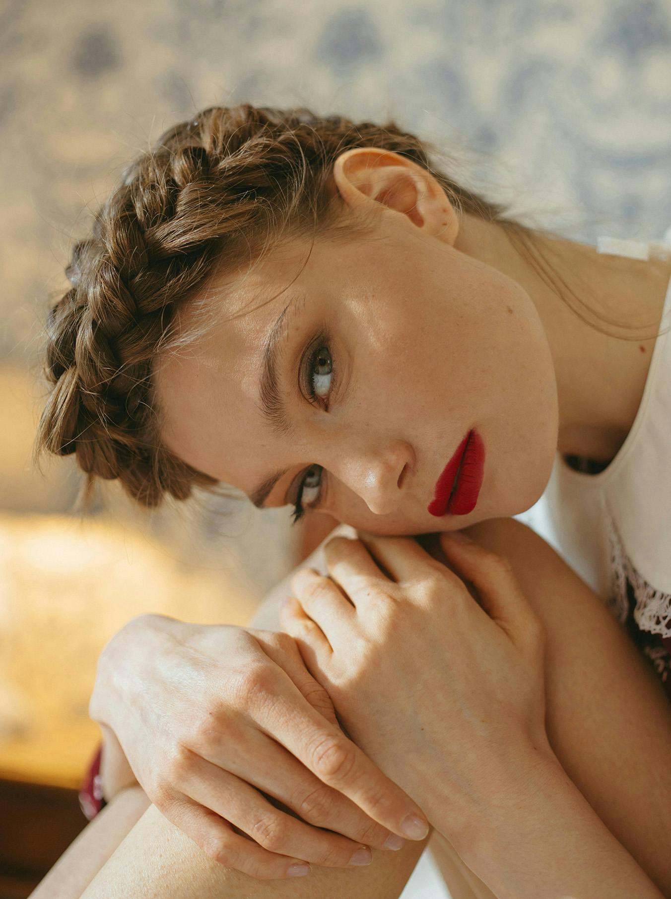 donna con rossetto rosso e treccia