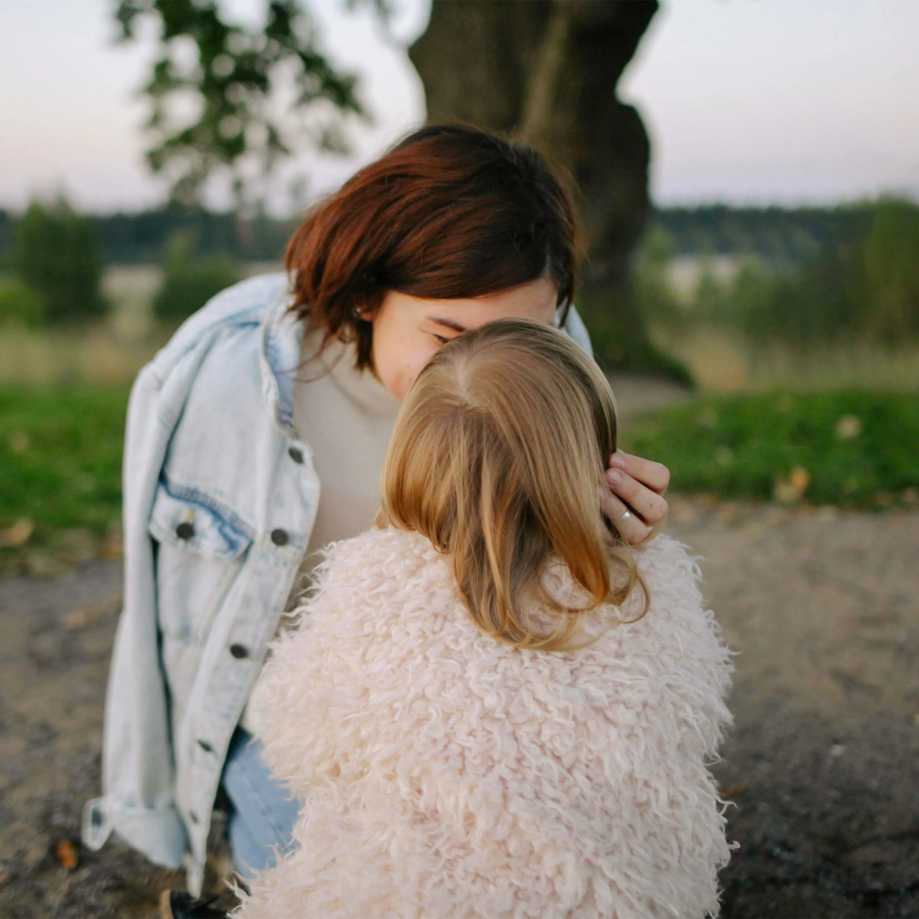 mamma con bambina in un parco