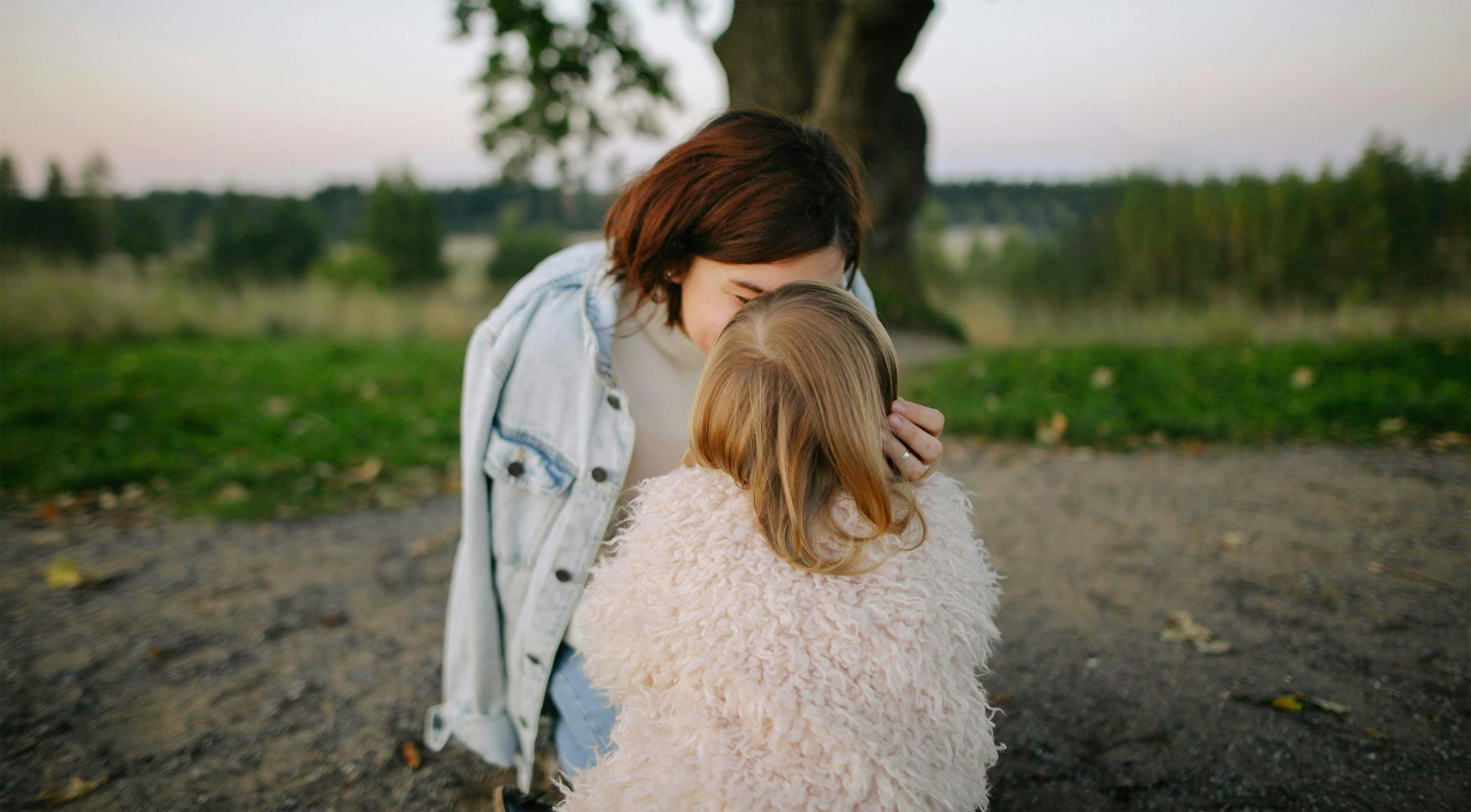 mamma con bambina in un parco