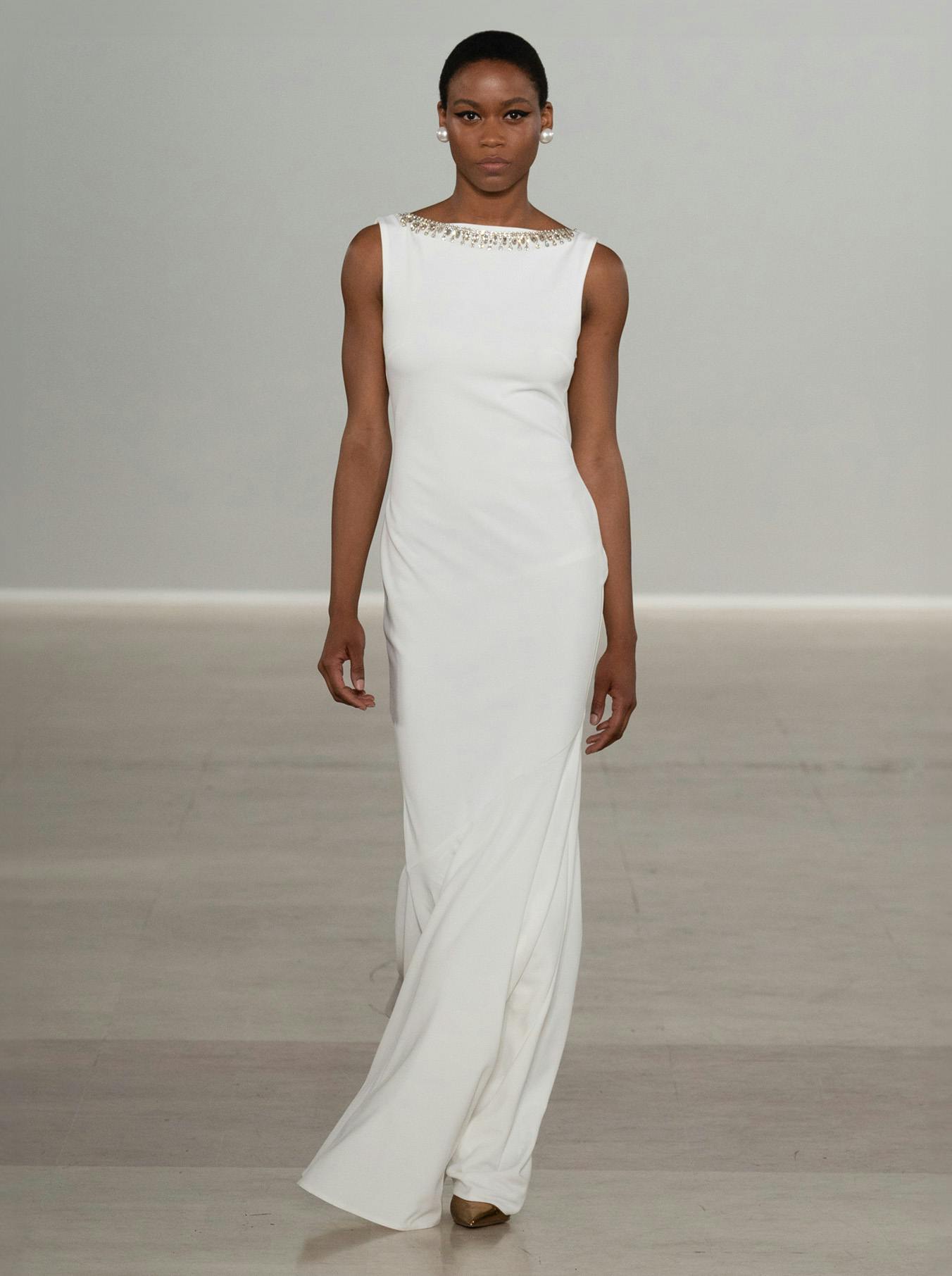 modella con abito bianco lungo