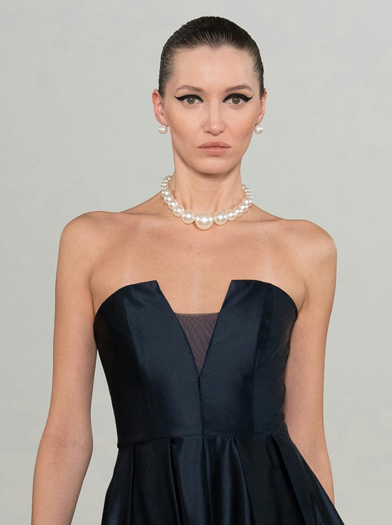 modella mezzobusto con collana di perle