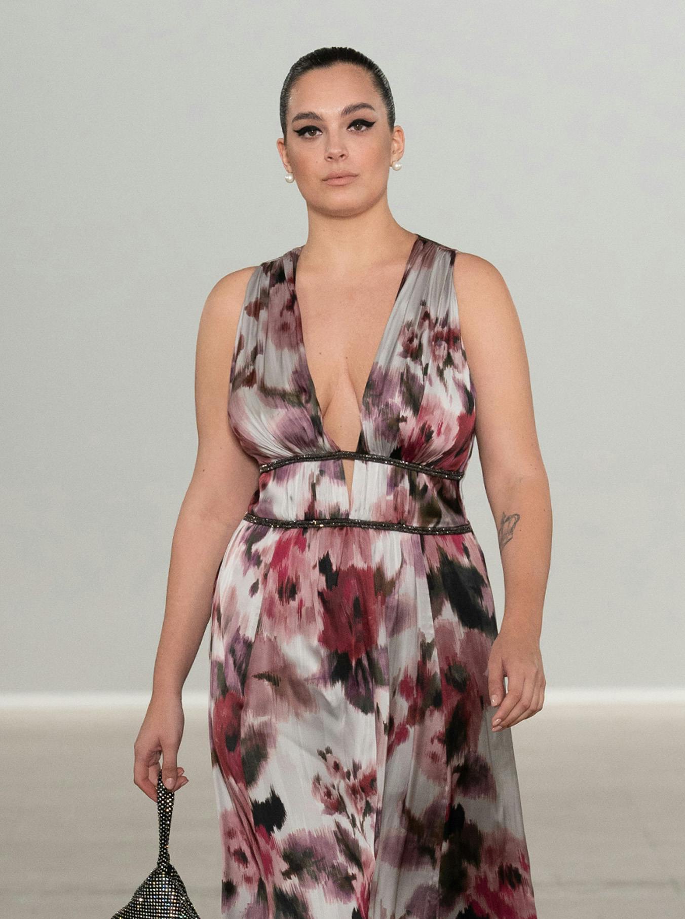 modella curvy con abito floreale rosso