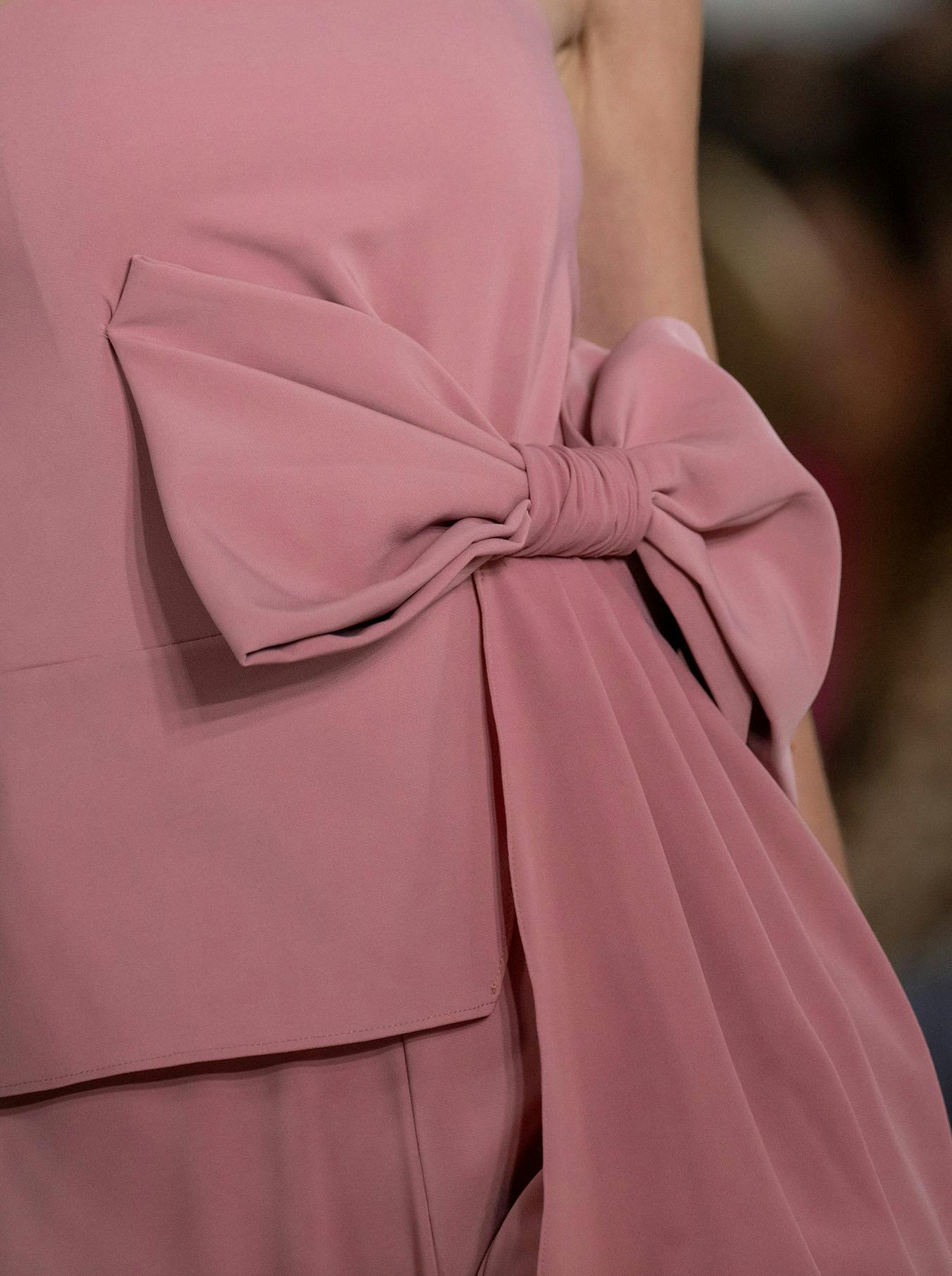 dettaglio abito rosa con fiocco