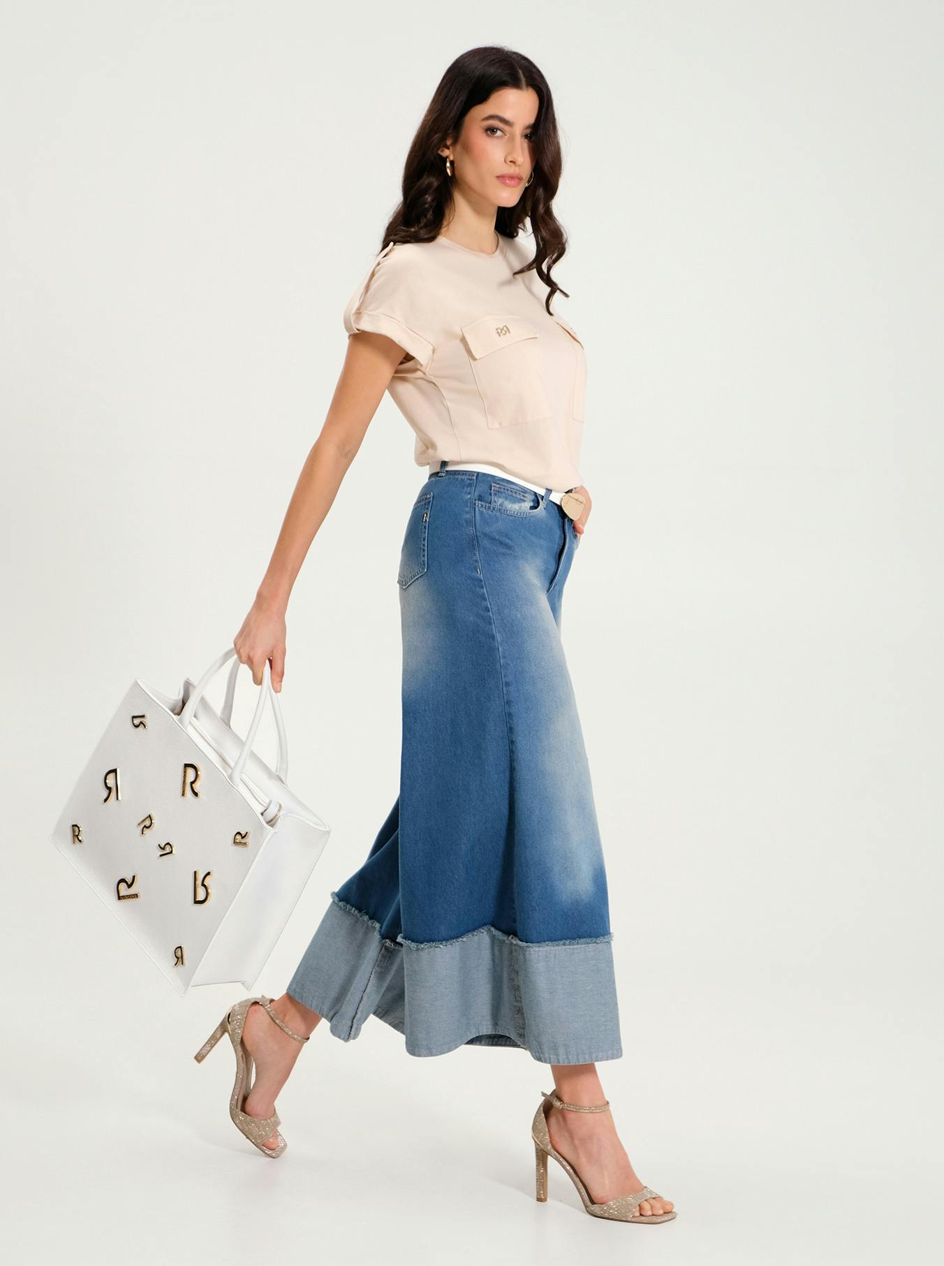 Modella indossa Jeans e T-shirt