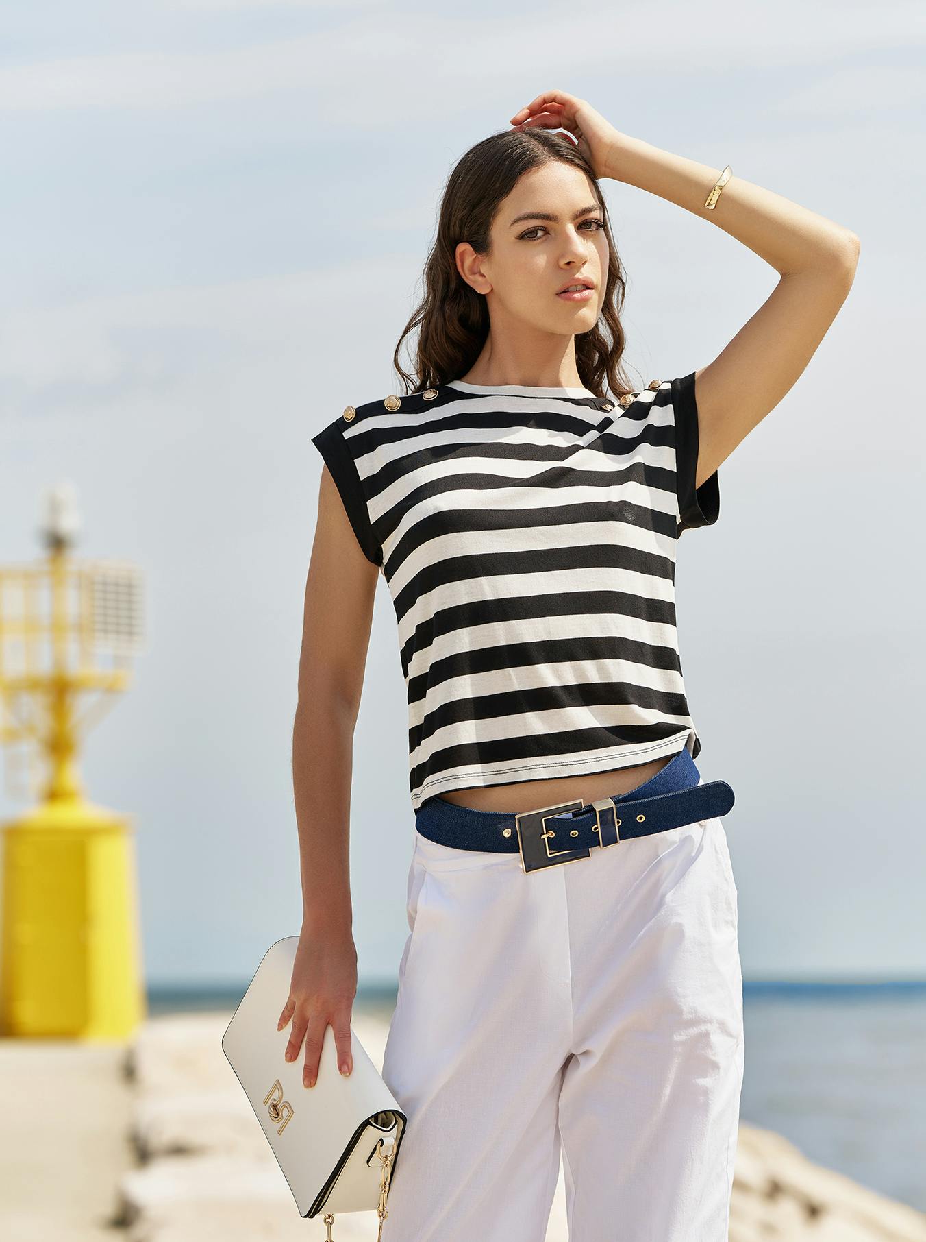 Modella si accarezza i capelli su un molo