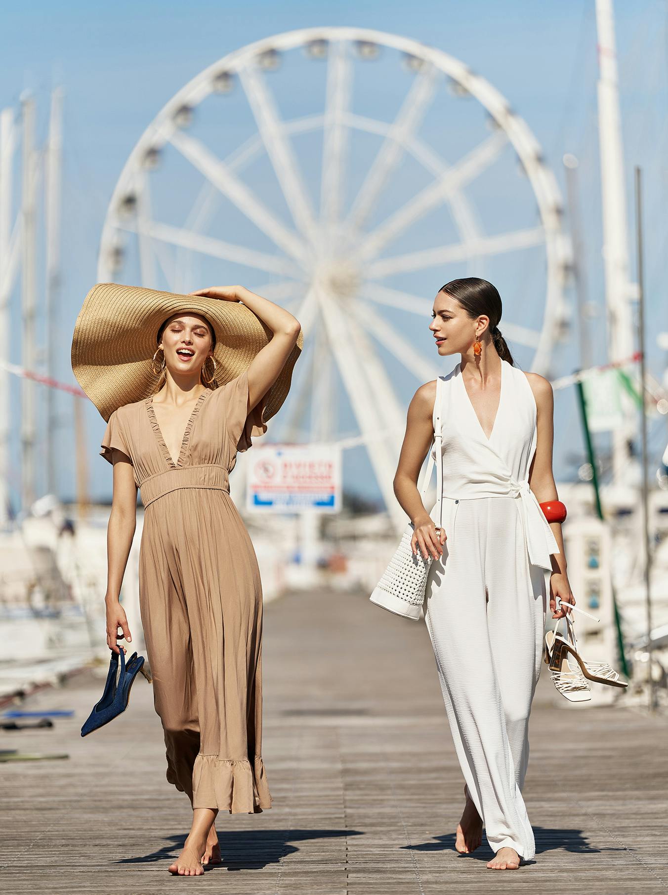 Modelle su molo che scherzano e ridono