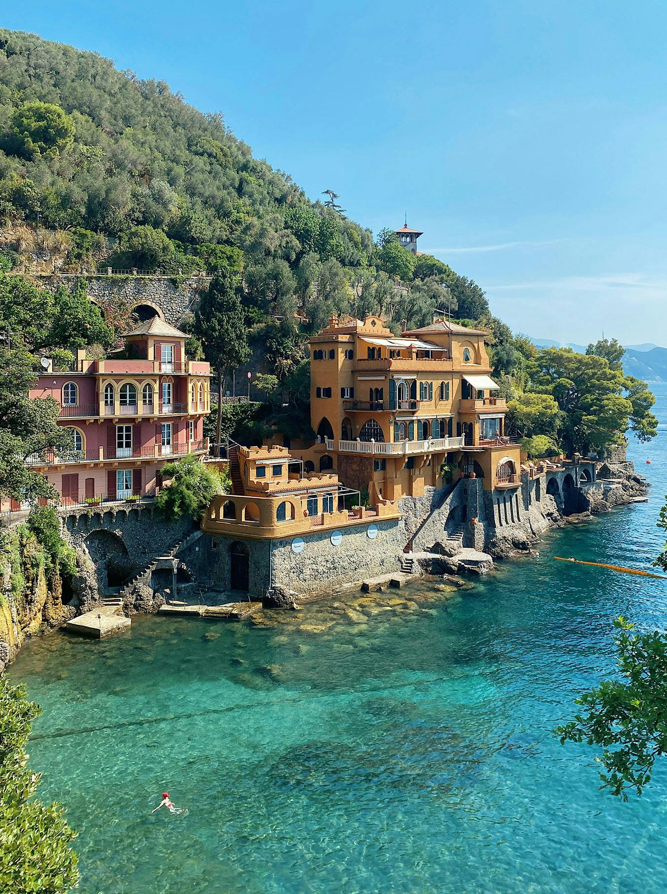 vista sul Portofino con acqua limpida