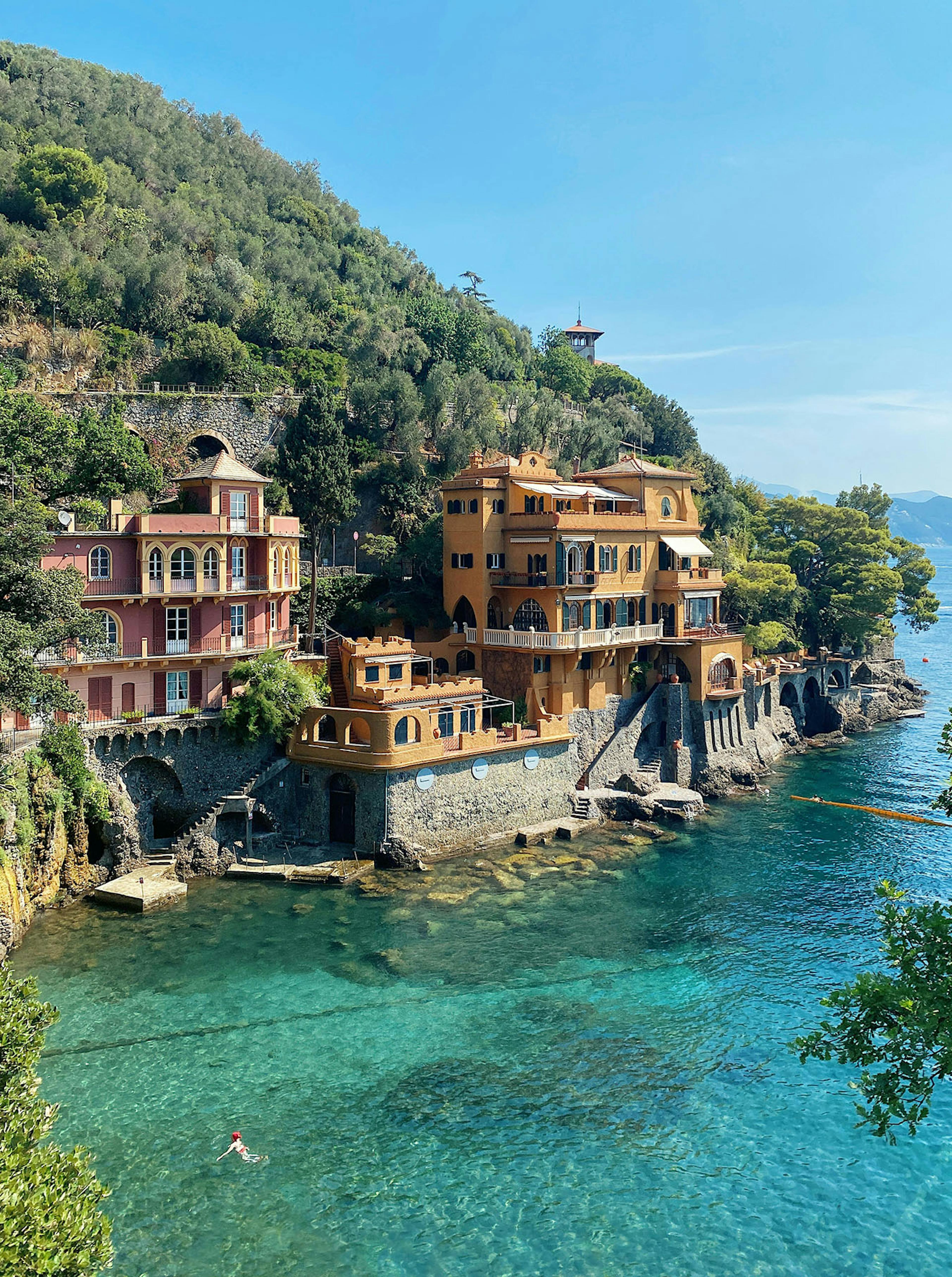 vista sul Portofino con acqua limpida