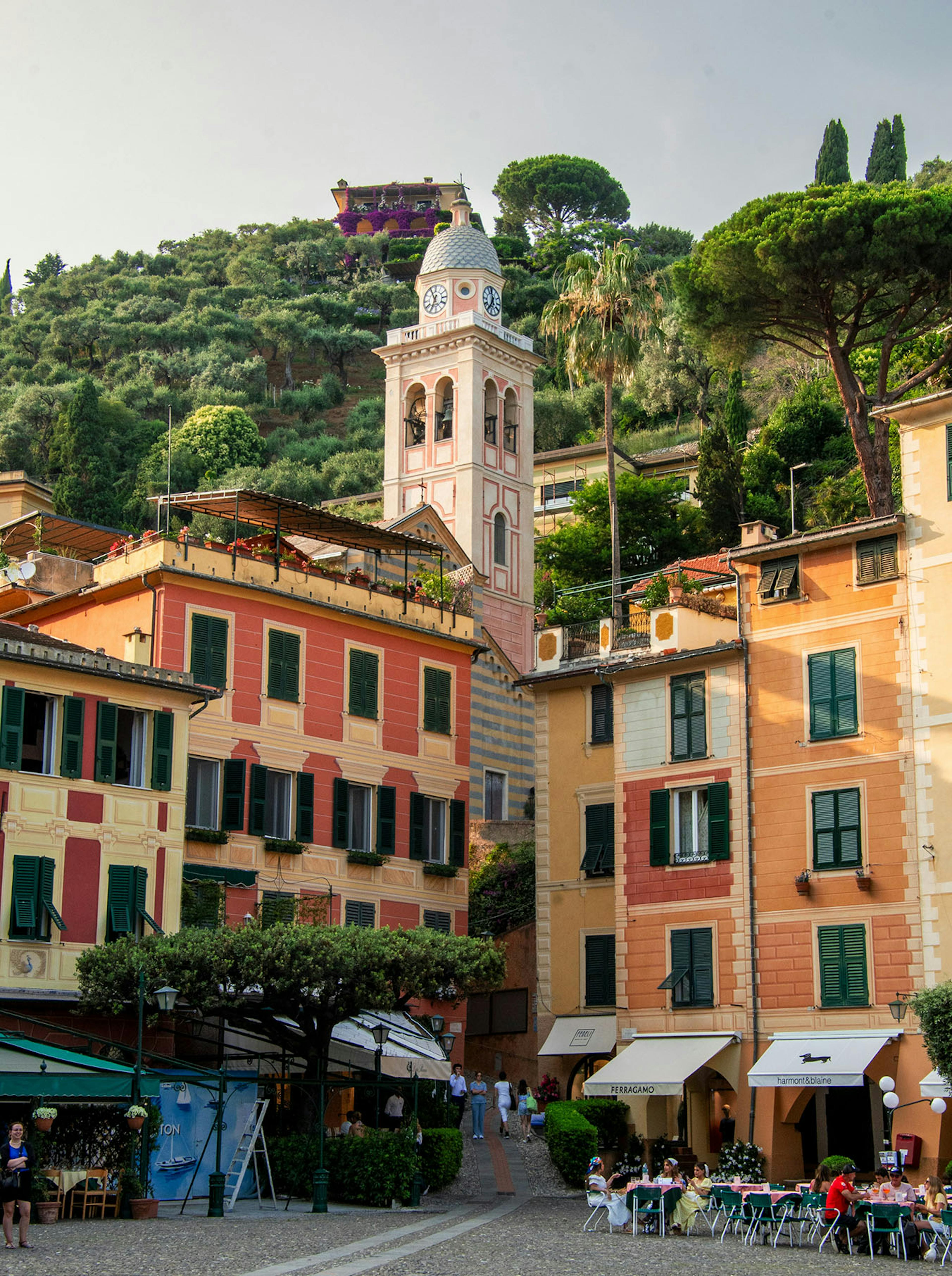 Piazza di Portofino con campanile e case colorate