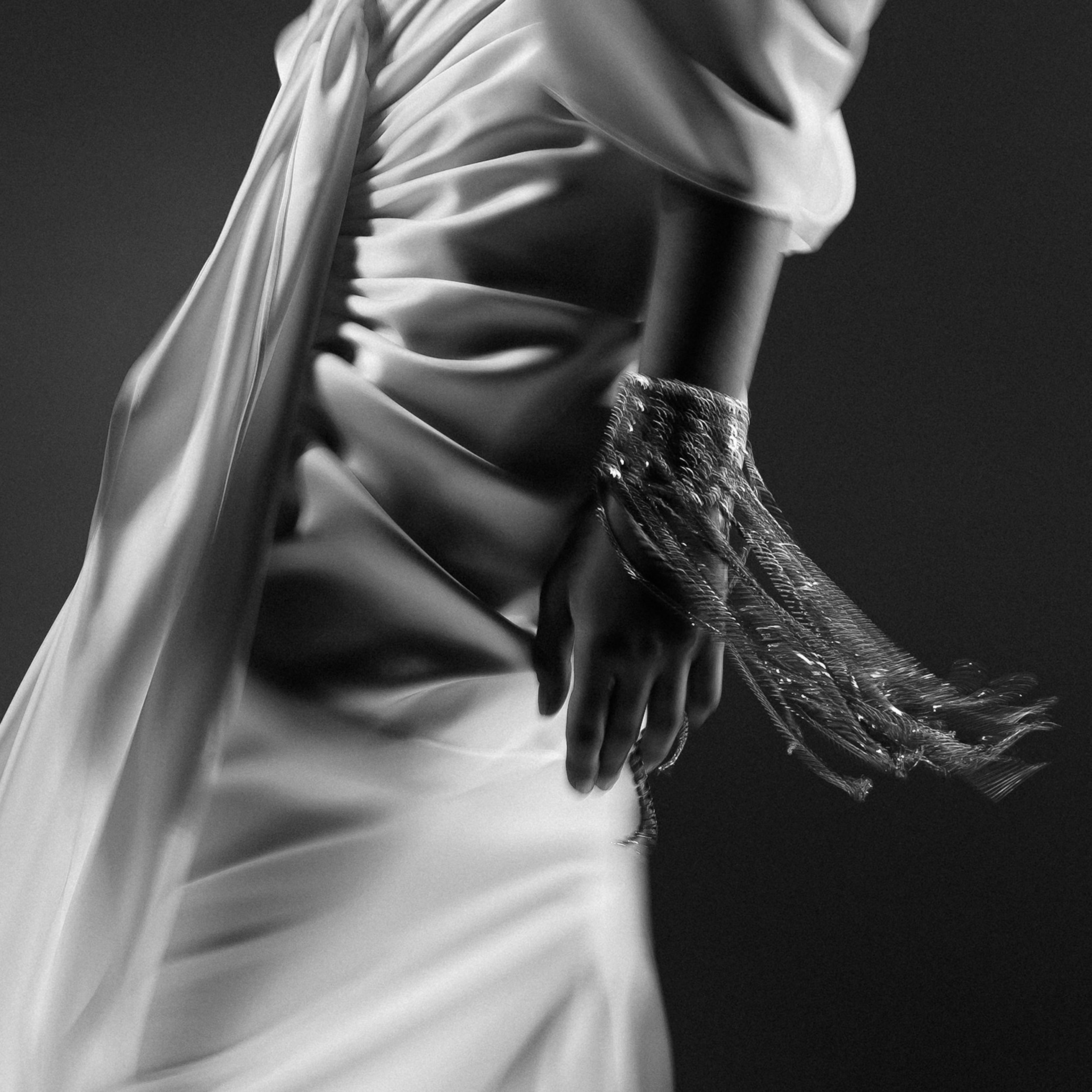 Foto bianco e nero con modella che sfila