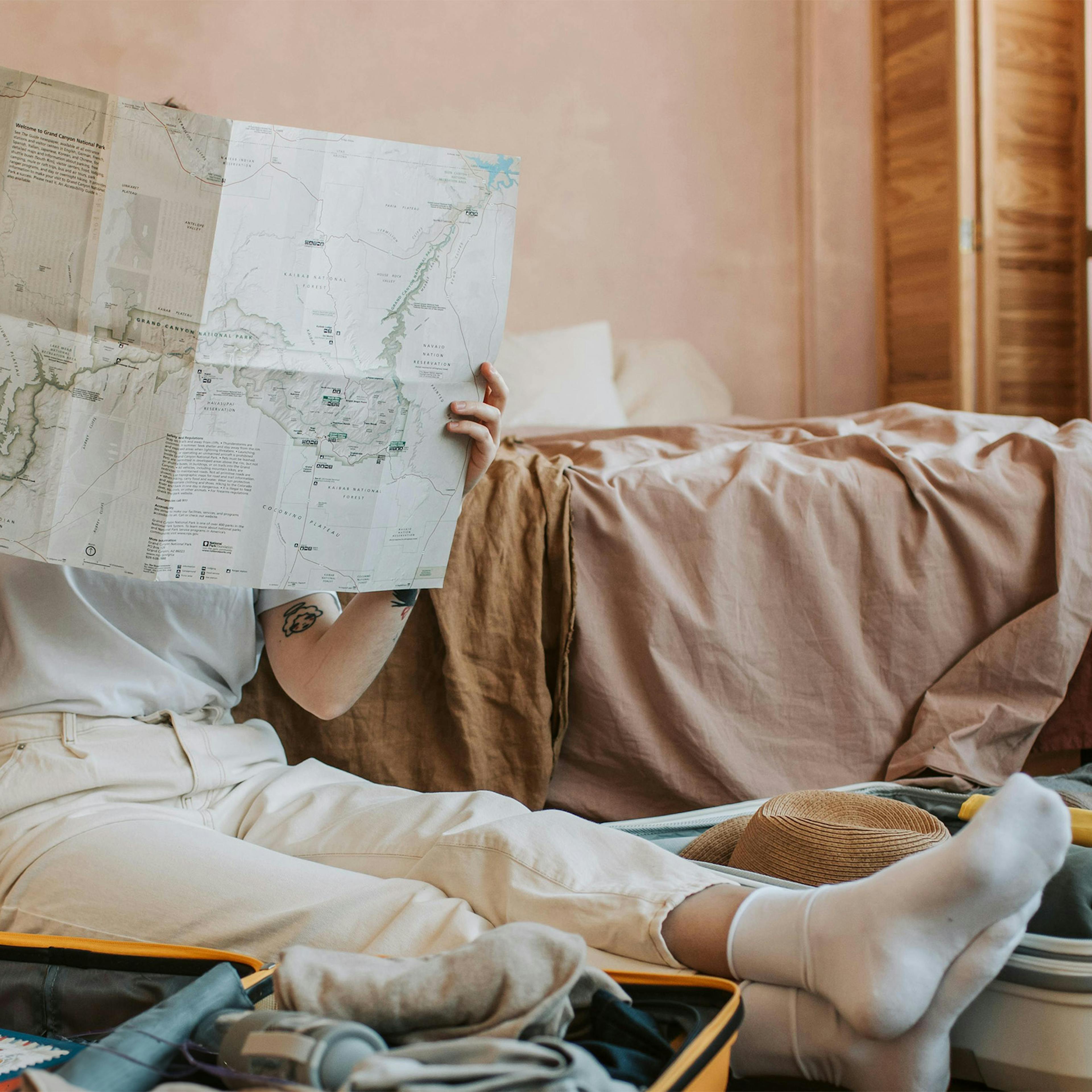 Persona che guarda una carta geografica