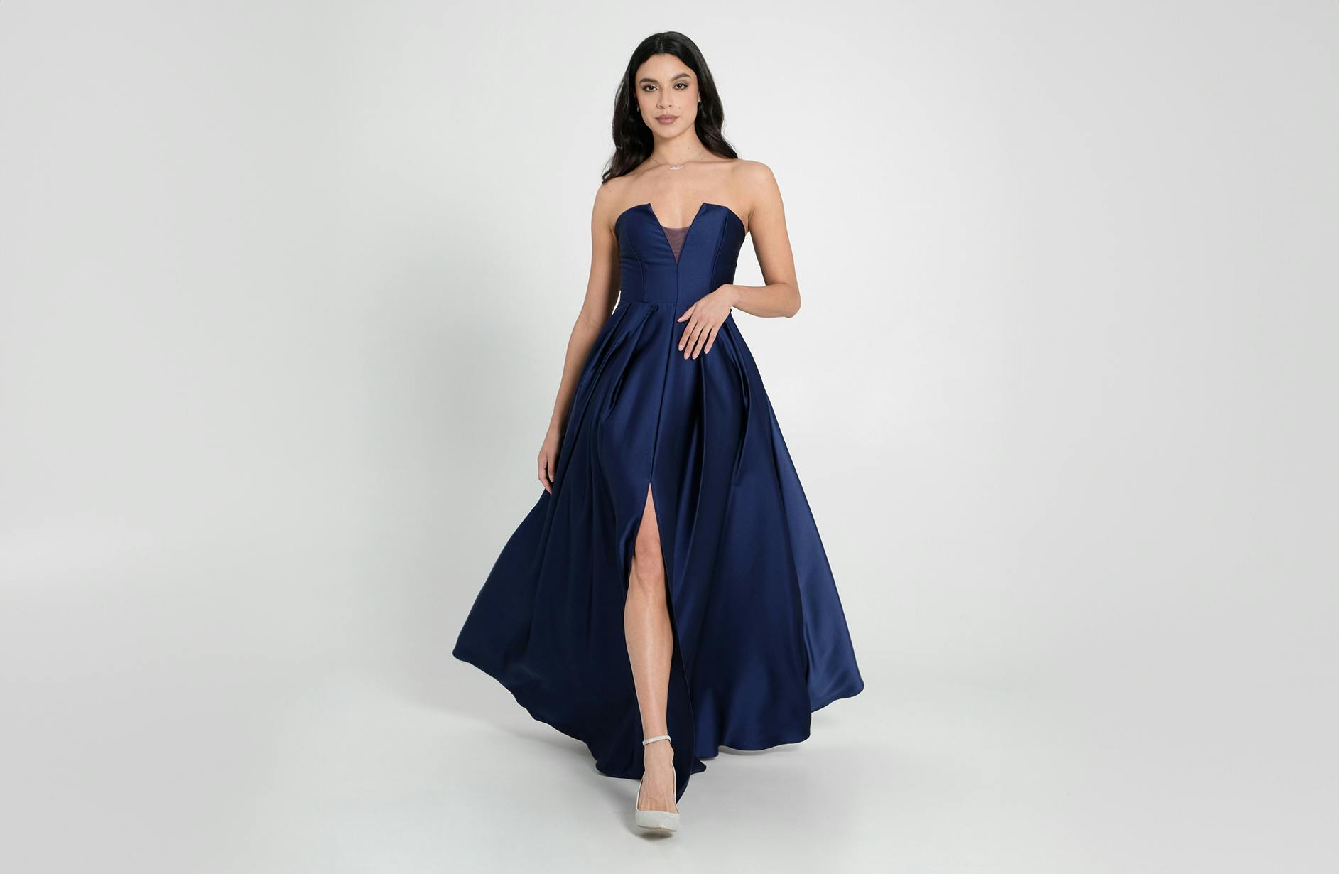 Modèle en robe formelle bleue