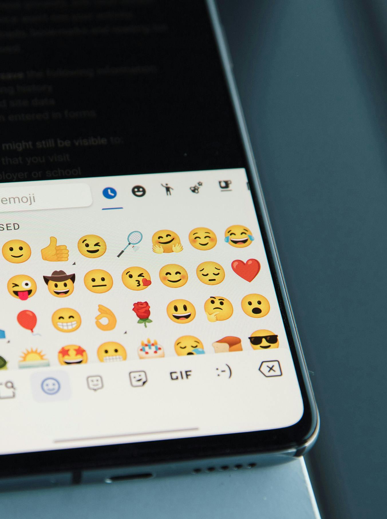 Tastiera telefono con emoji