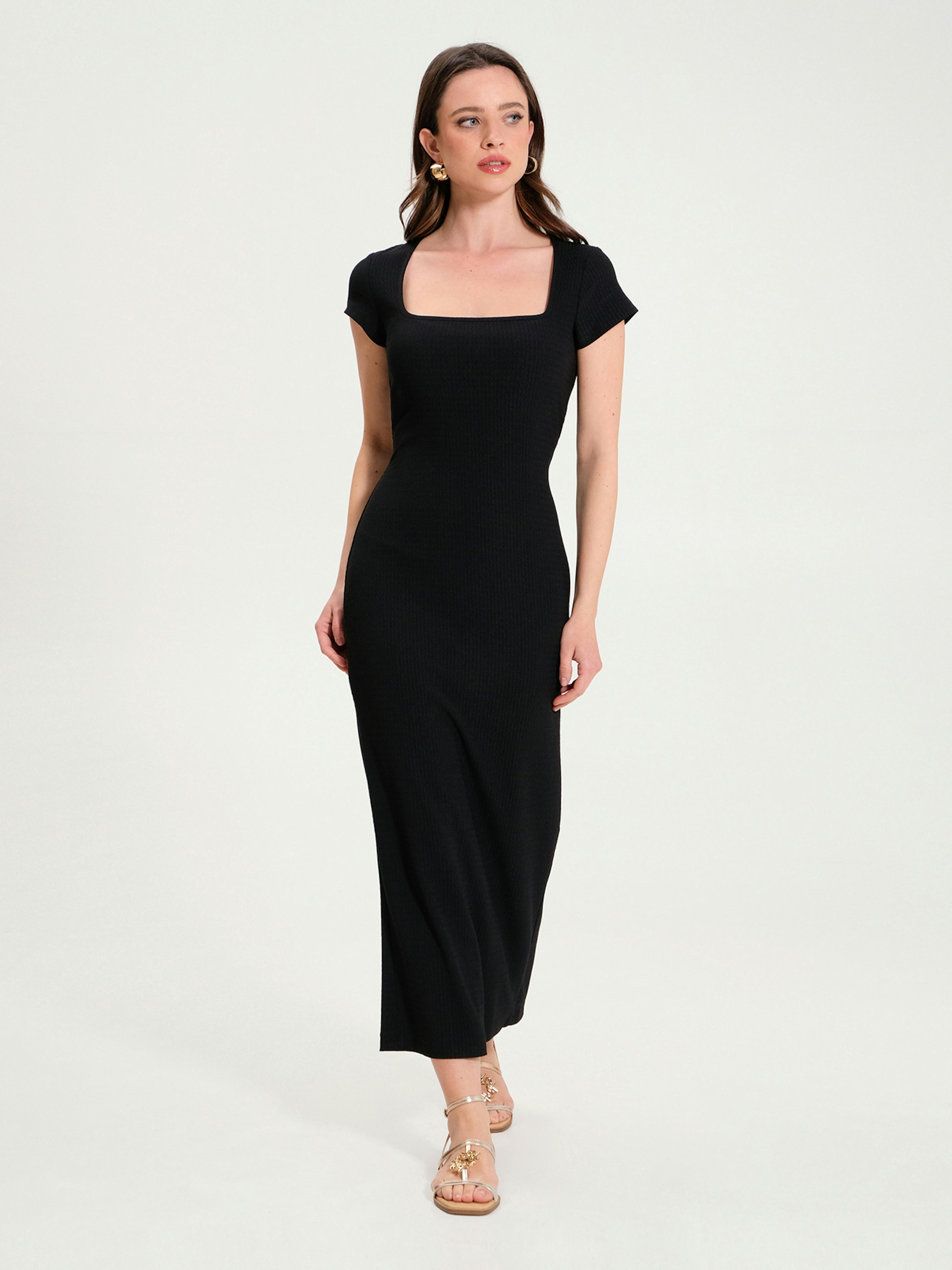 Modella indossa Abito Midi Elasticizzato Nero