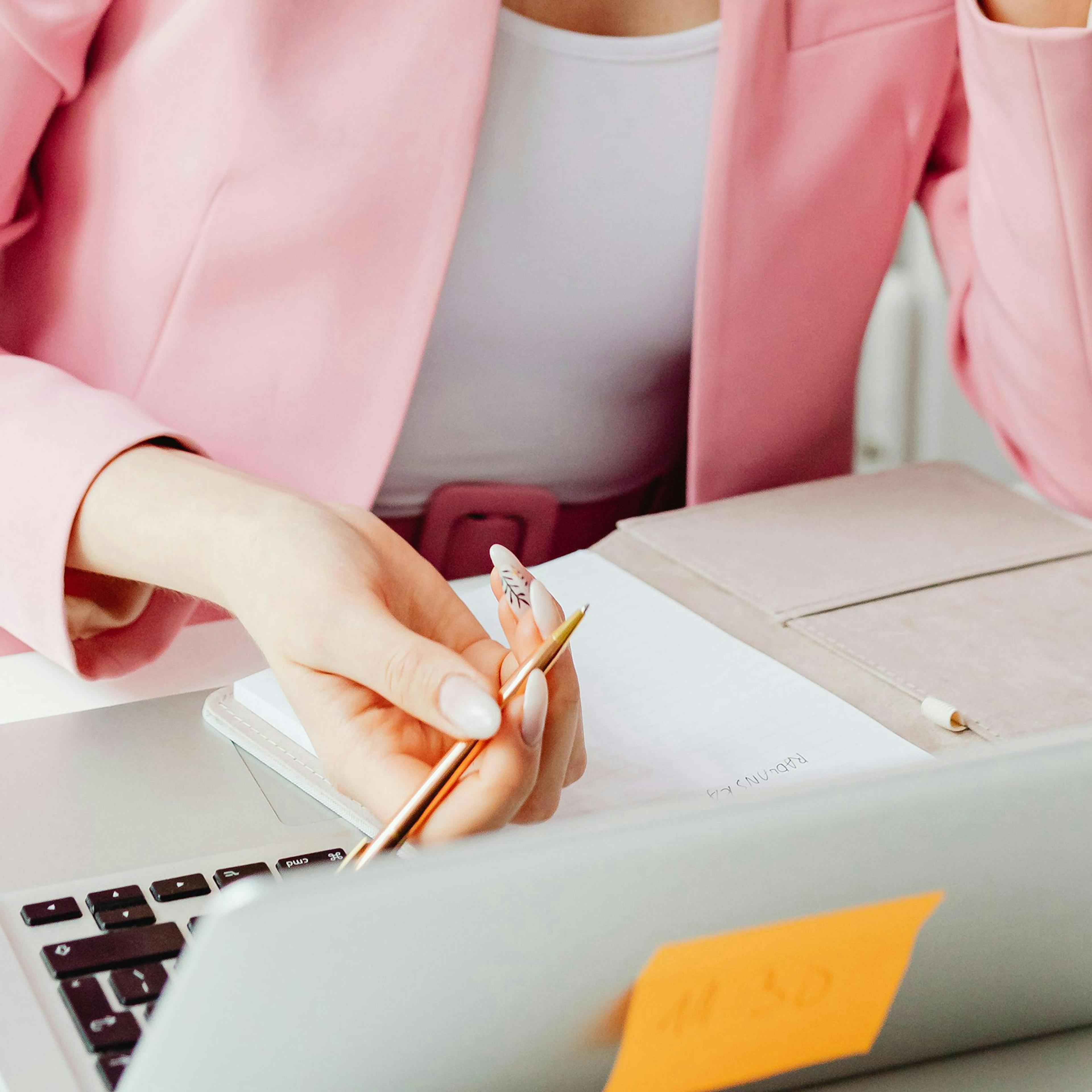 Persona al pc con matita in mano