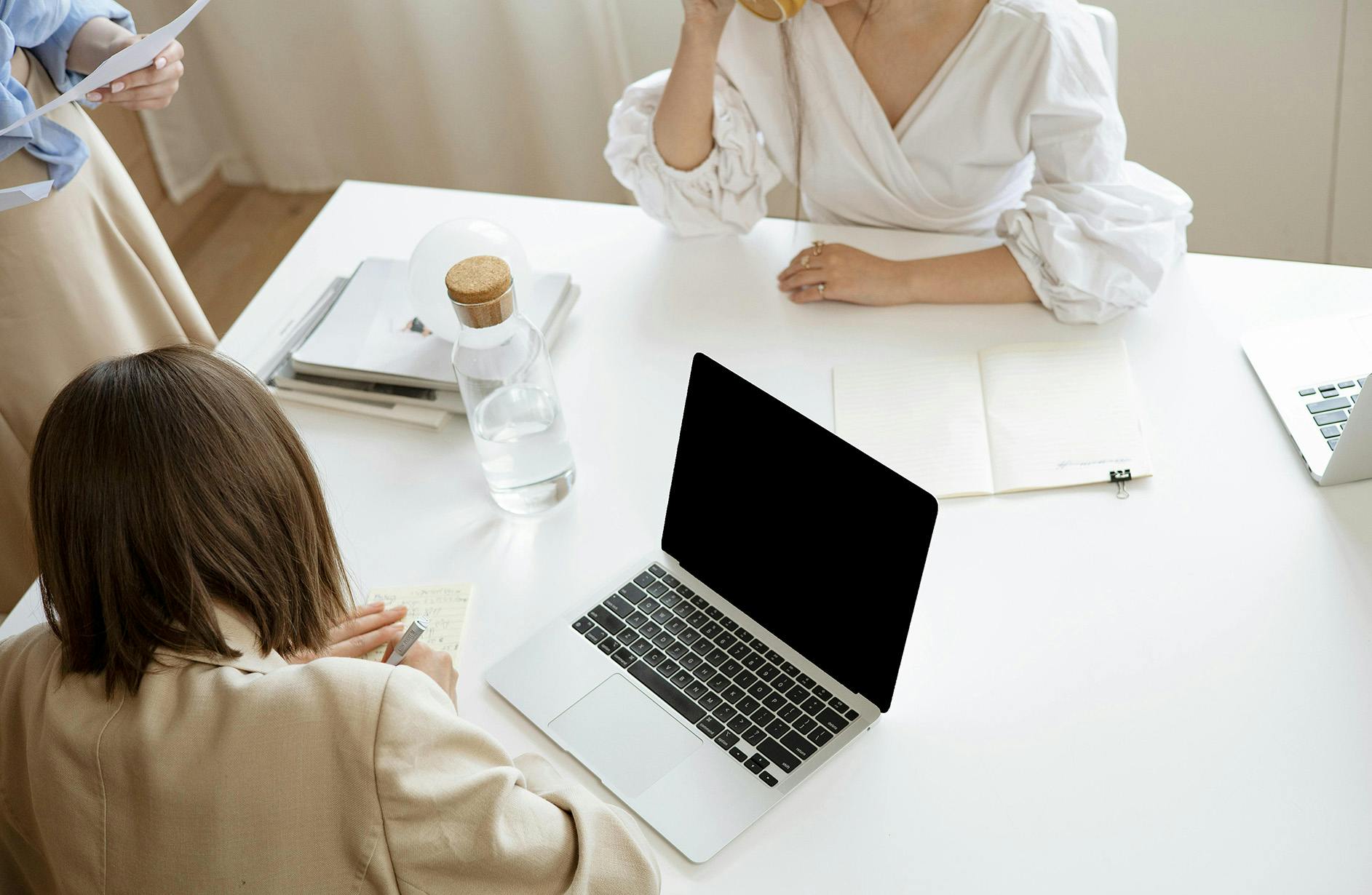 Persone sedute al tavolo con computer