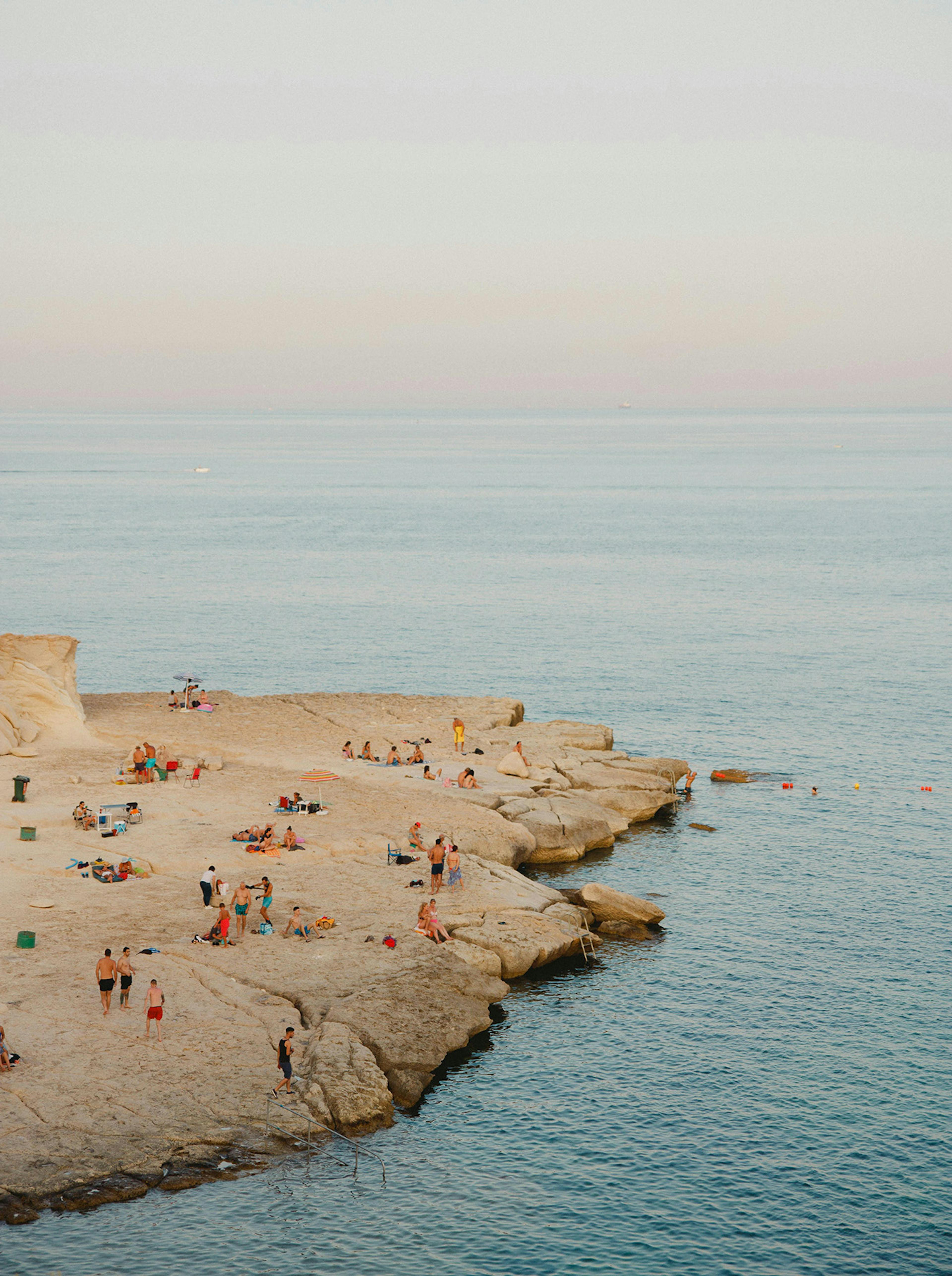 Persone su una spiaggia di rocce