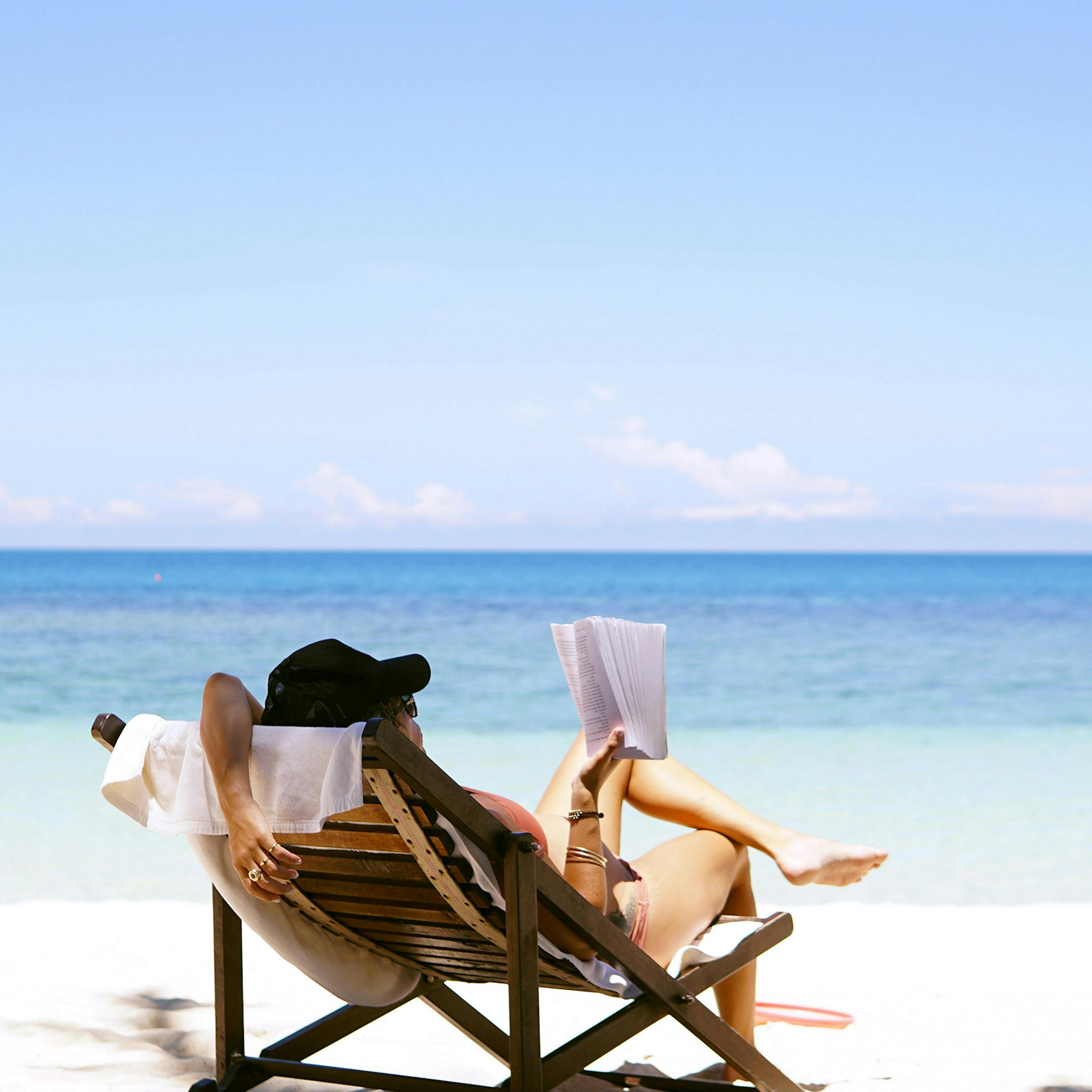 Persona che legge vista mare