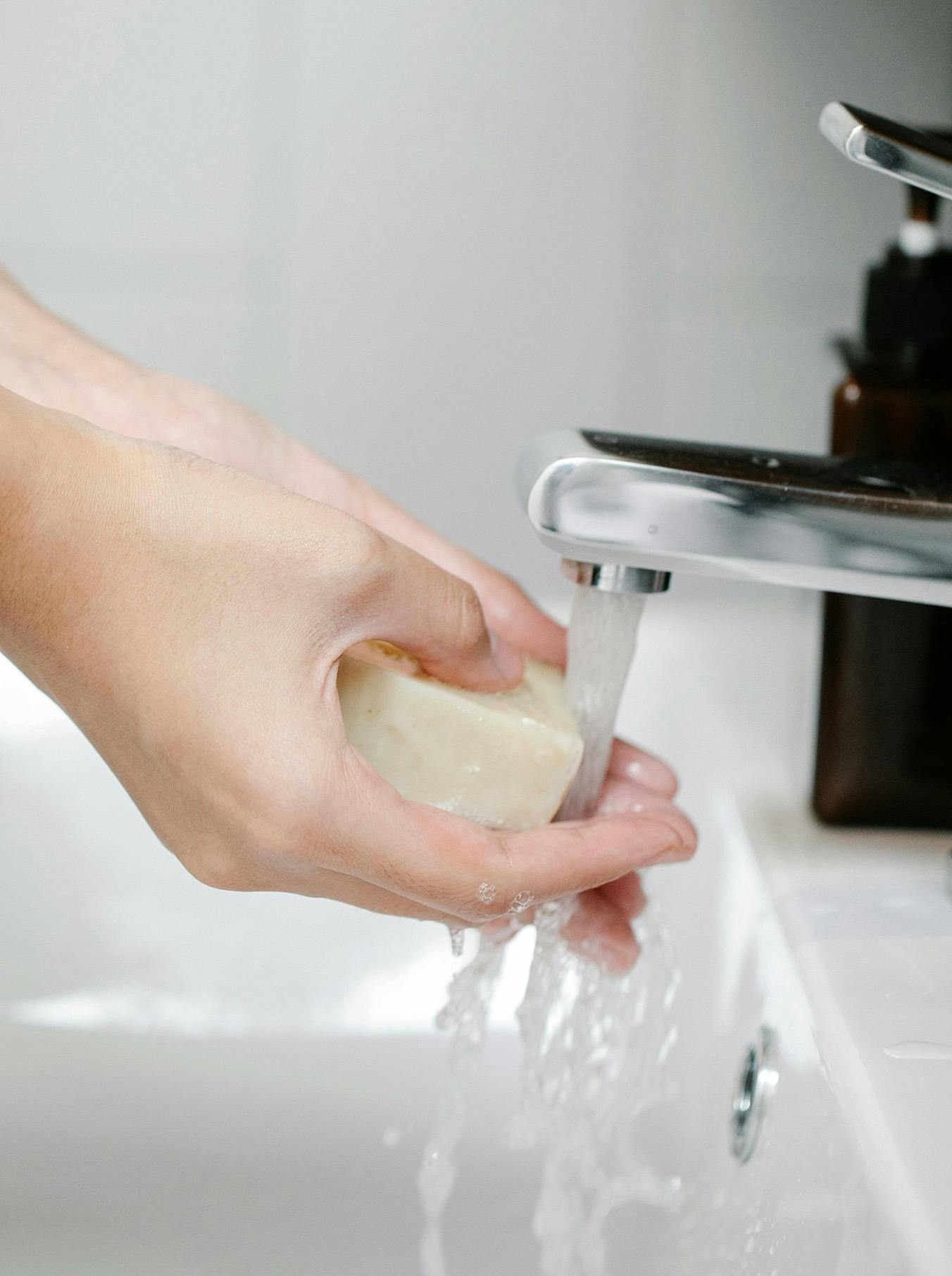 Persona che si lava le mani con saponetta