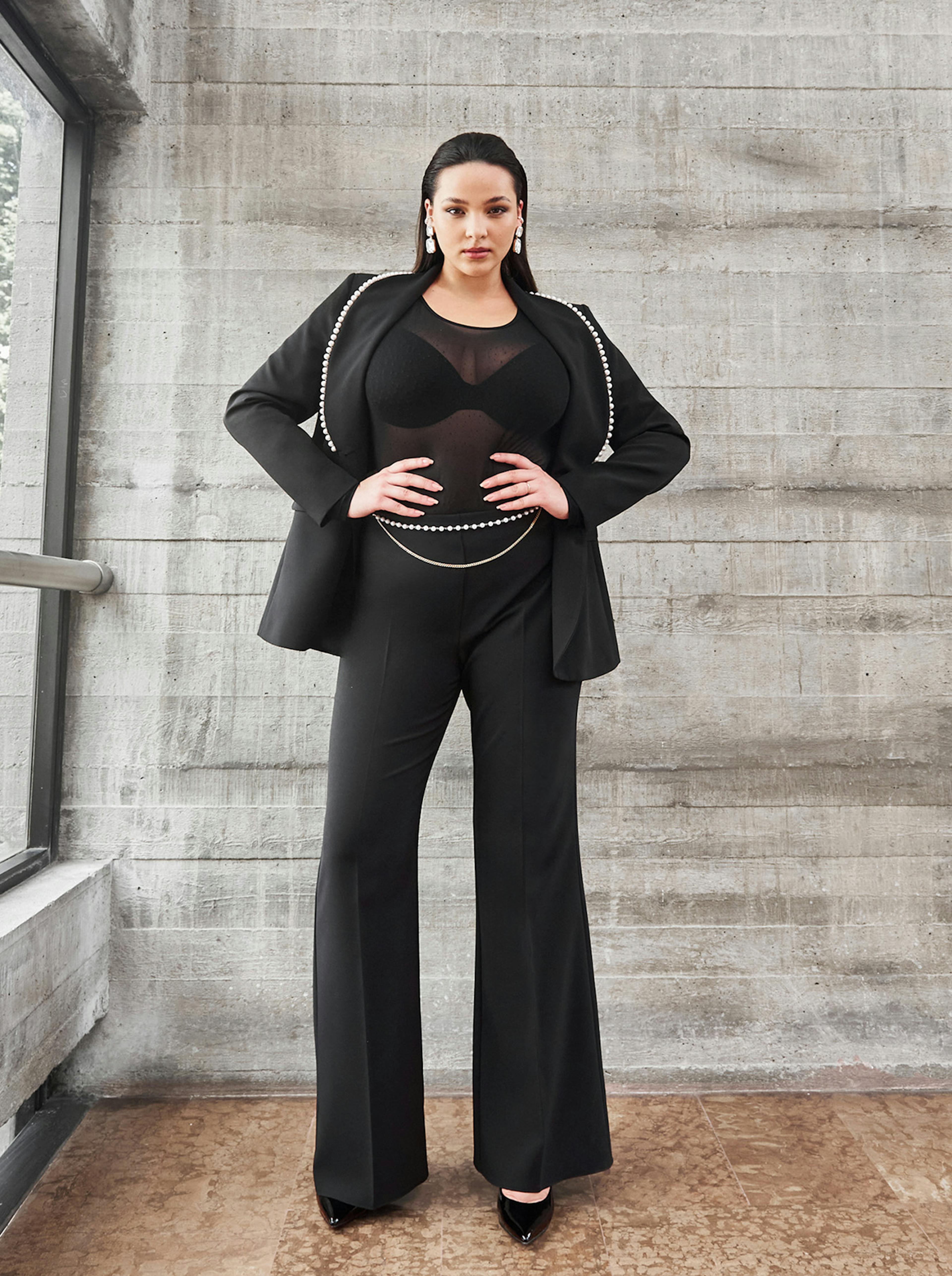 Curvy Model with Black Tailleur