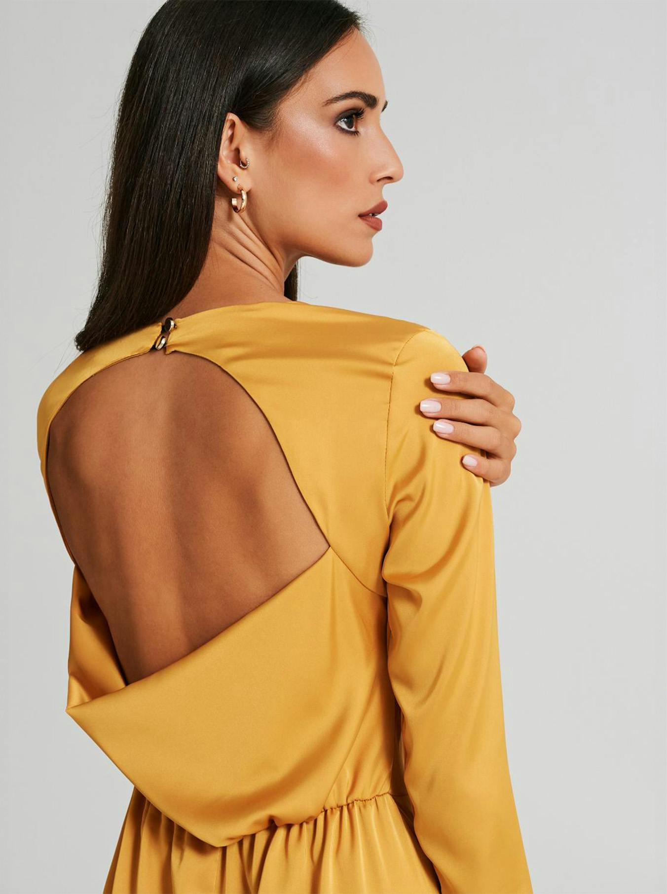 donna di spalle con vestito giallo