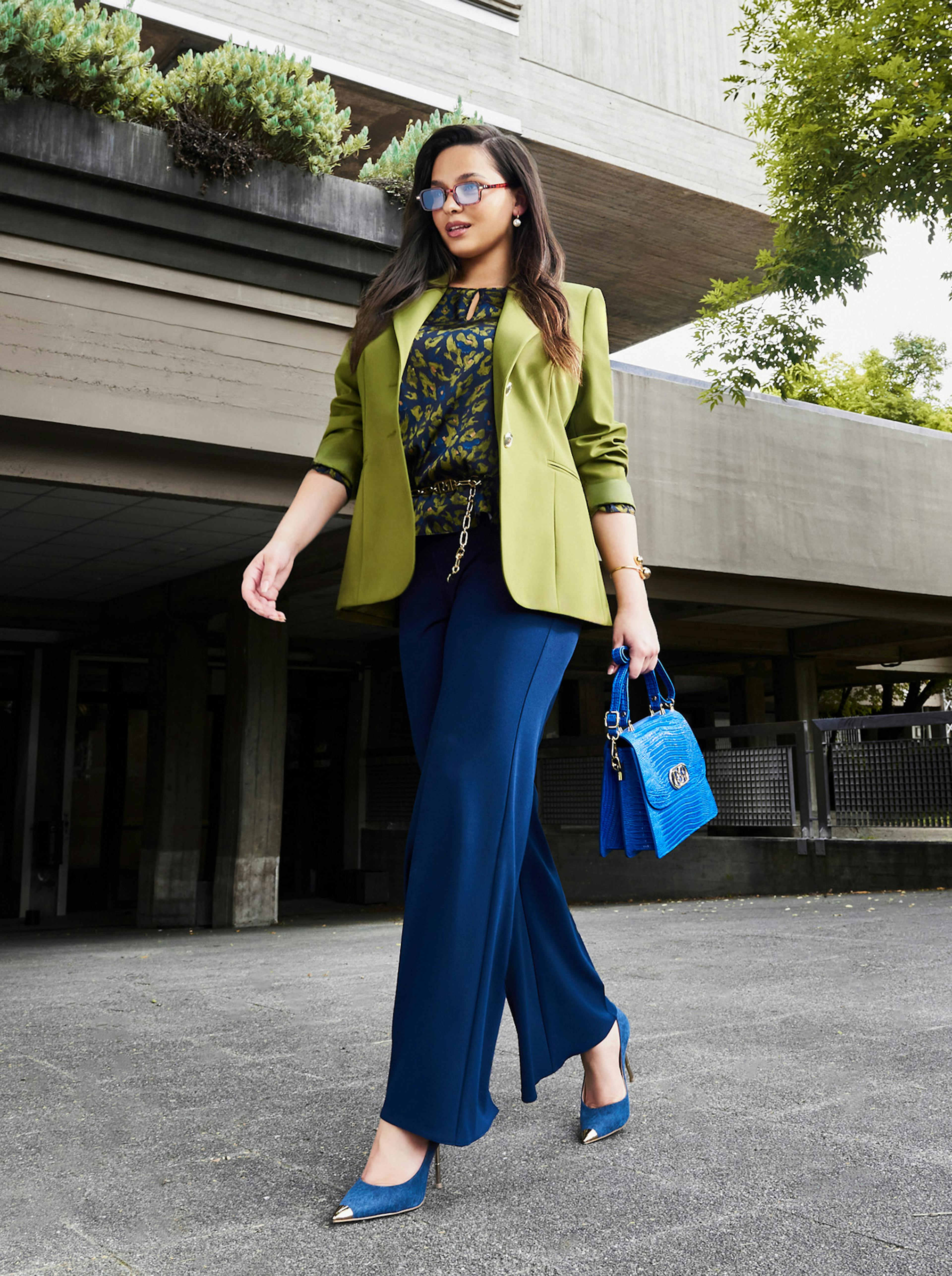 Curvy Model with colored blazer and trouser