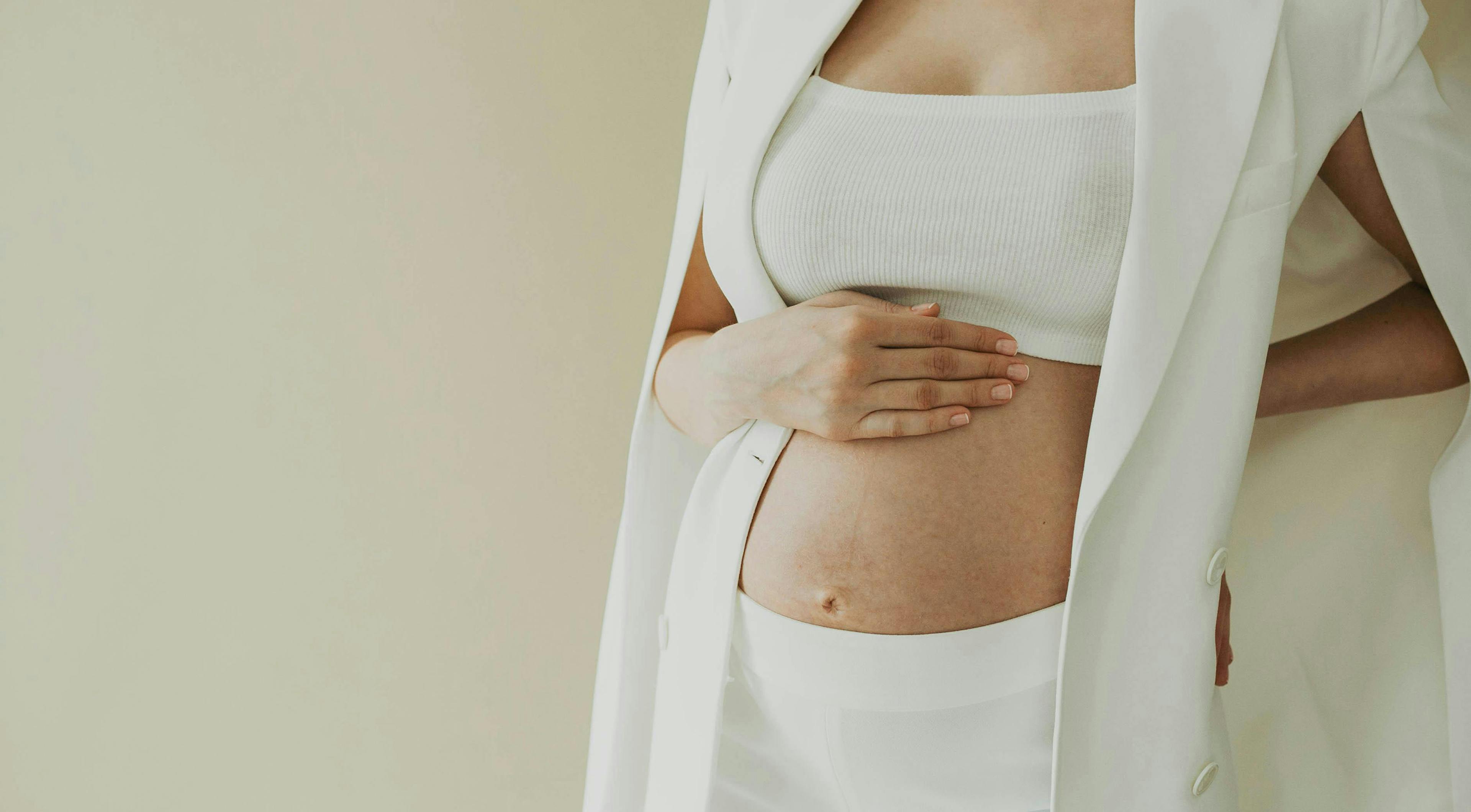 Donna vestita di bianco in gravidanza