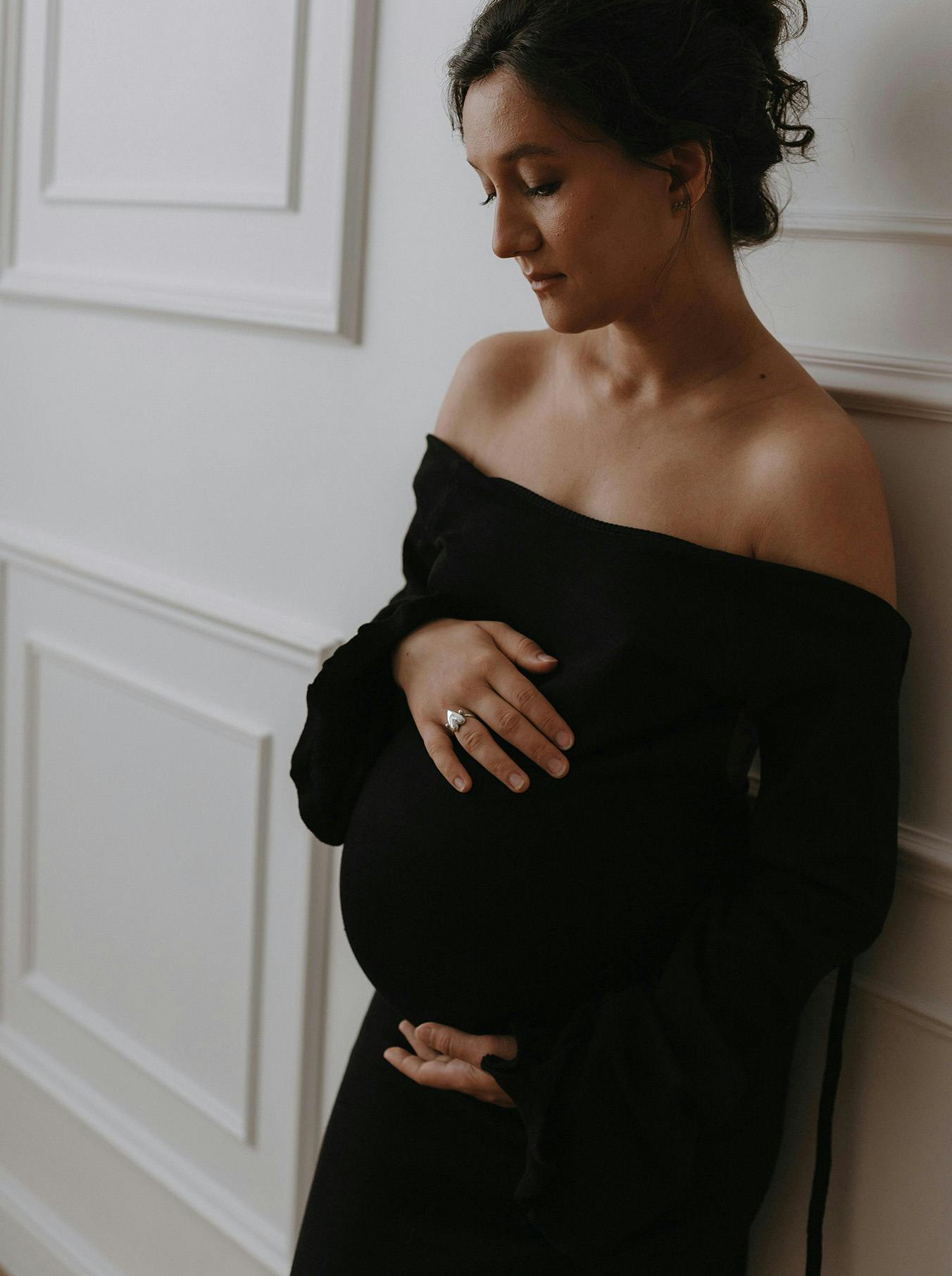 Donna con maglietta nera a maniche lunghe