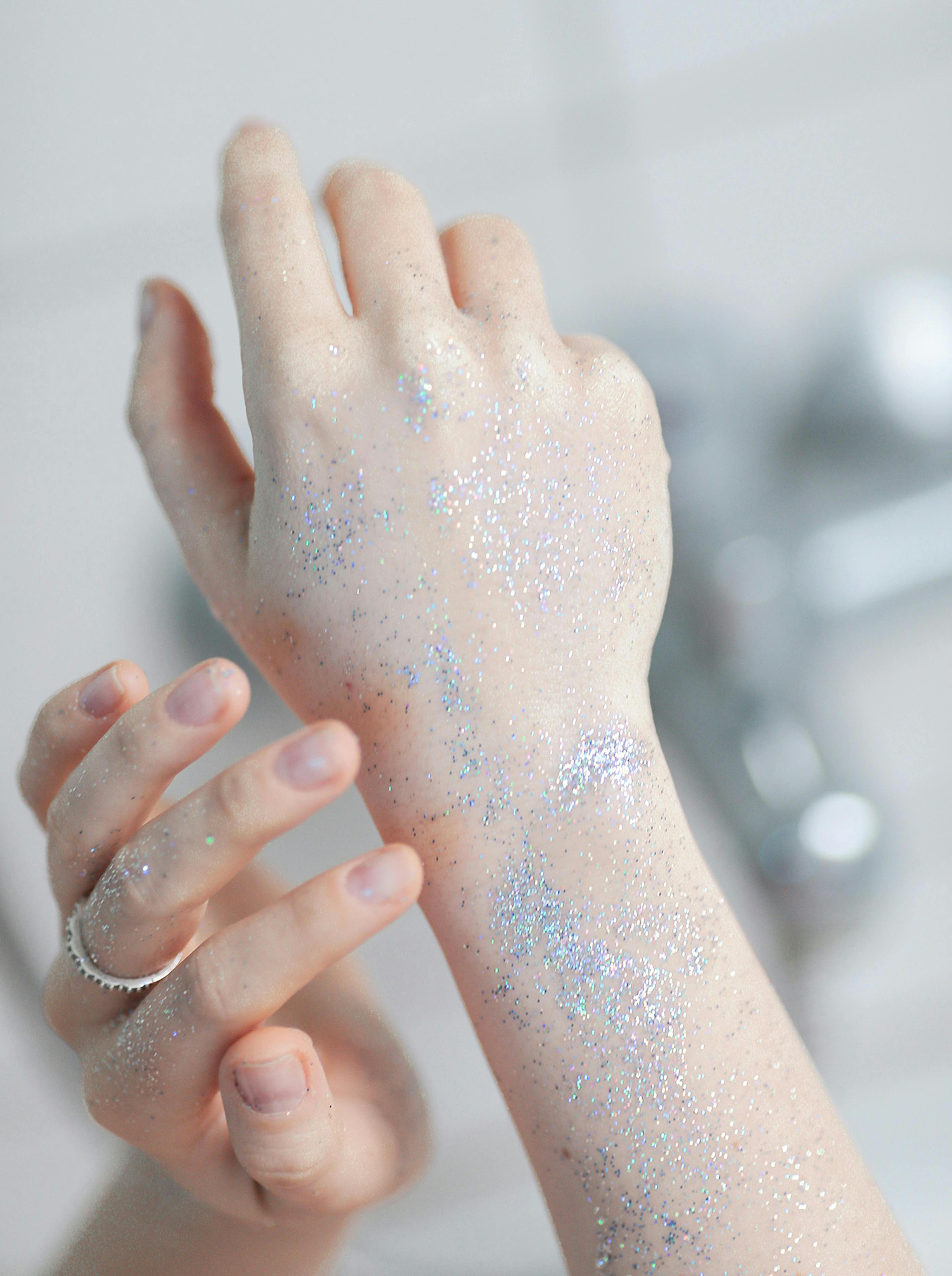 Mano con i glitter