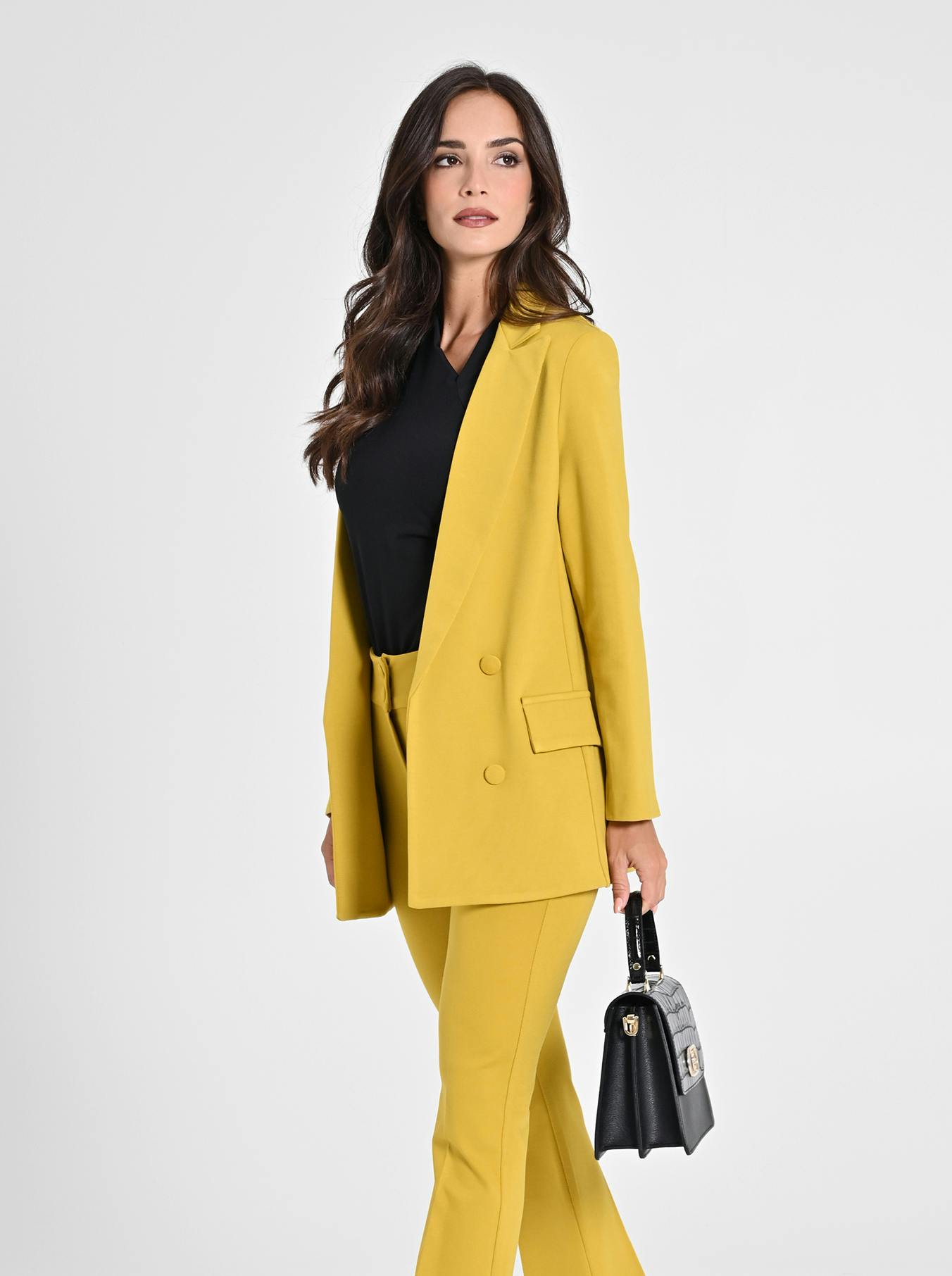 Donna con giacca e pantaloni gialli