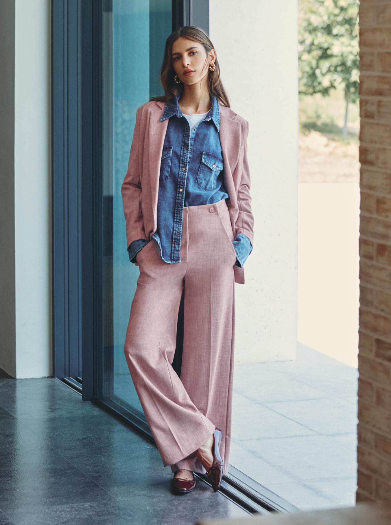 Completo sui toni del rosa abbinato ad una camicia in denim