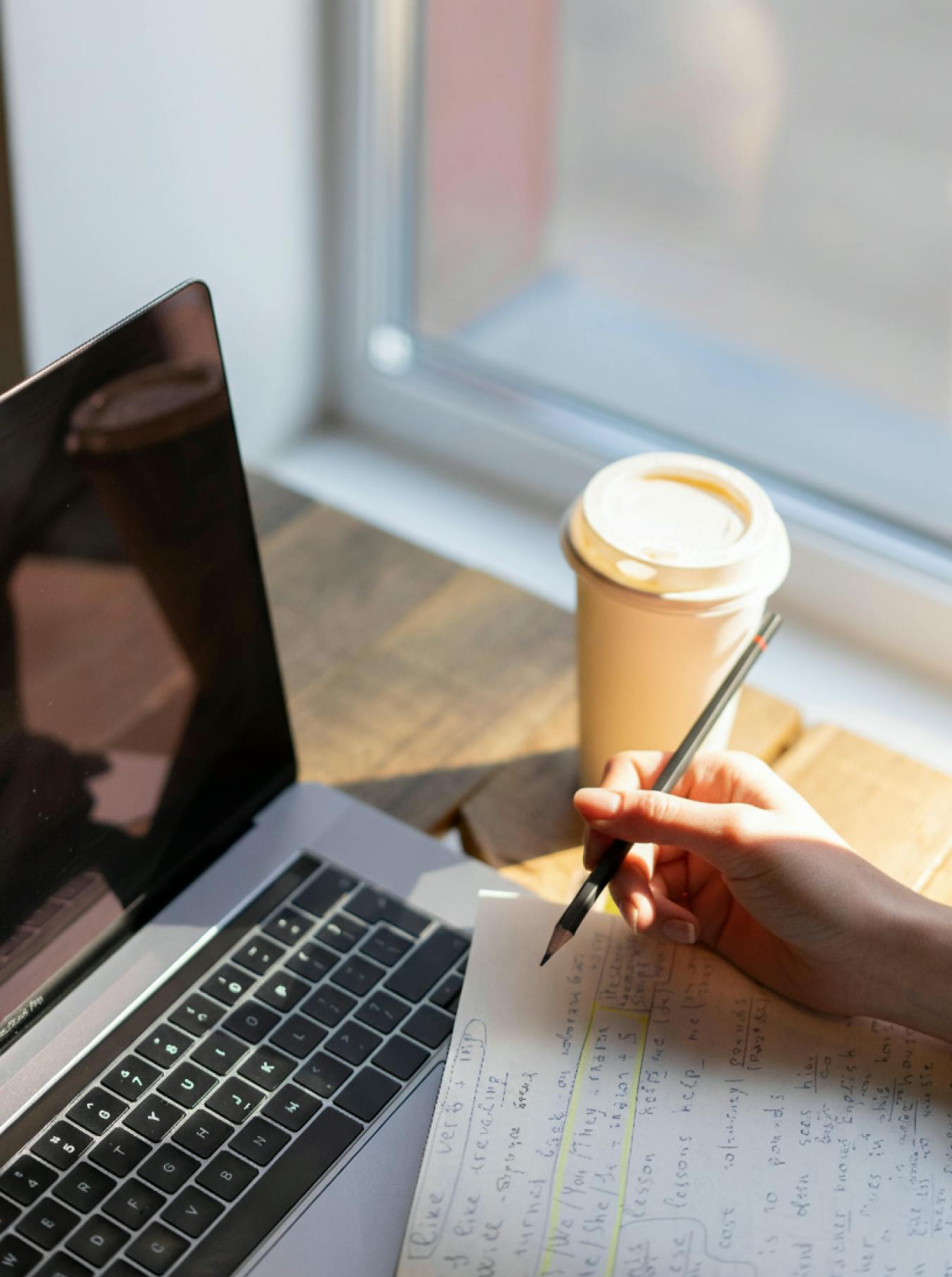 Laptop e foglio di appunti