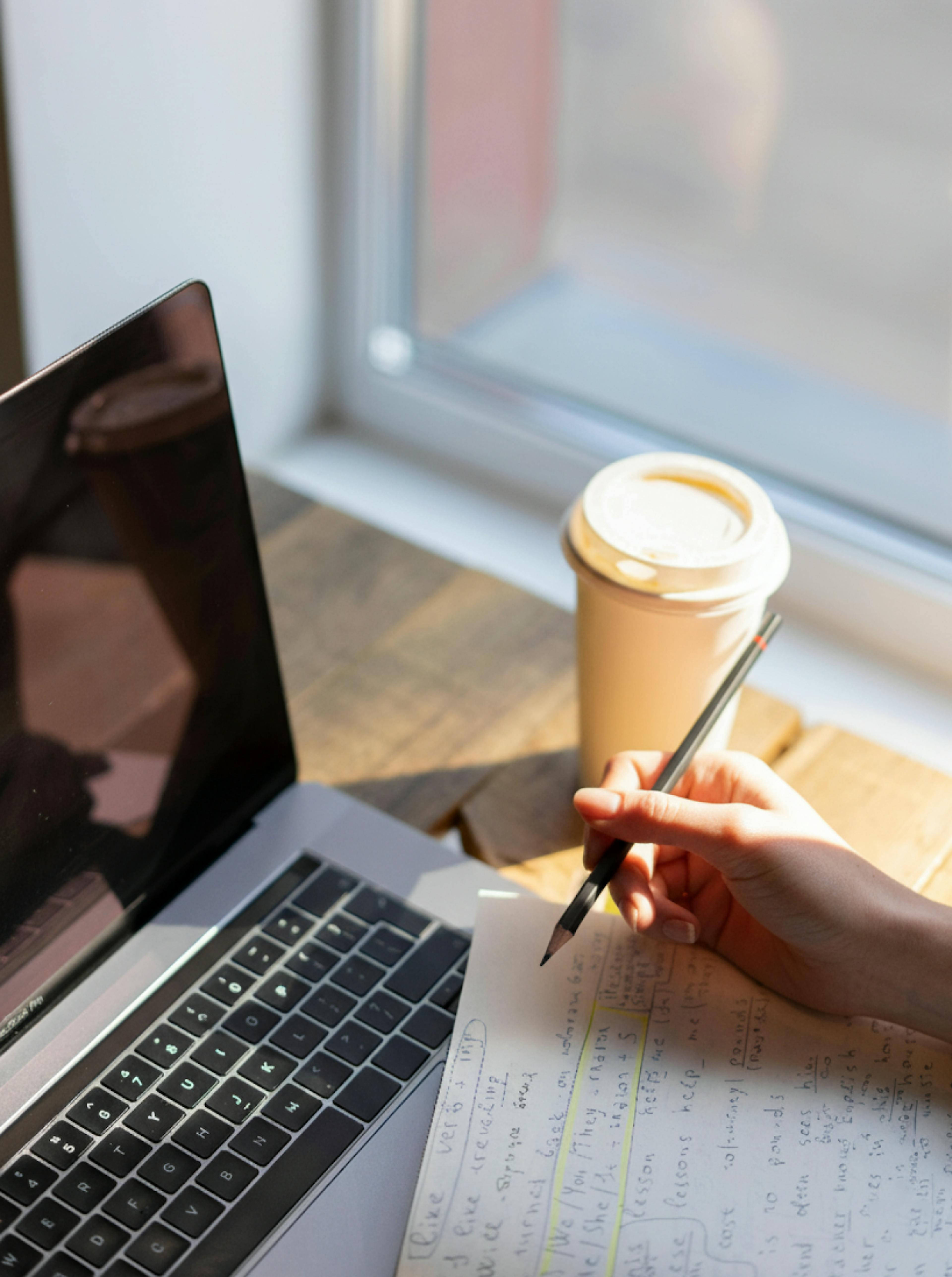 Laptop e foglio di appunti