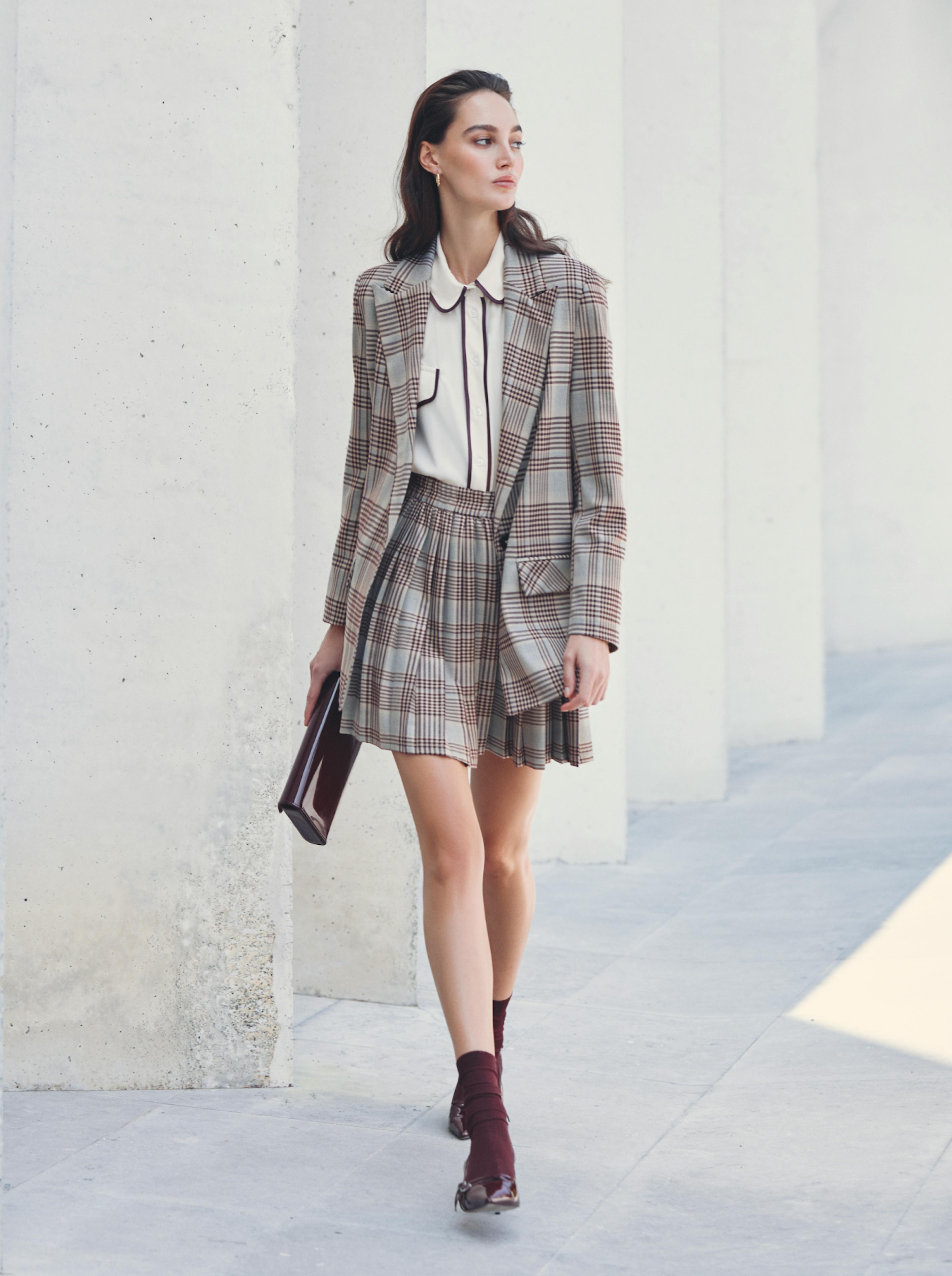 Completo tailleur con gonna a pieghe e pattern a quadri