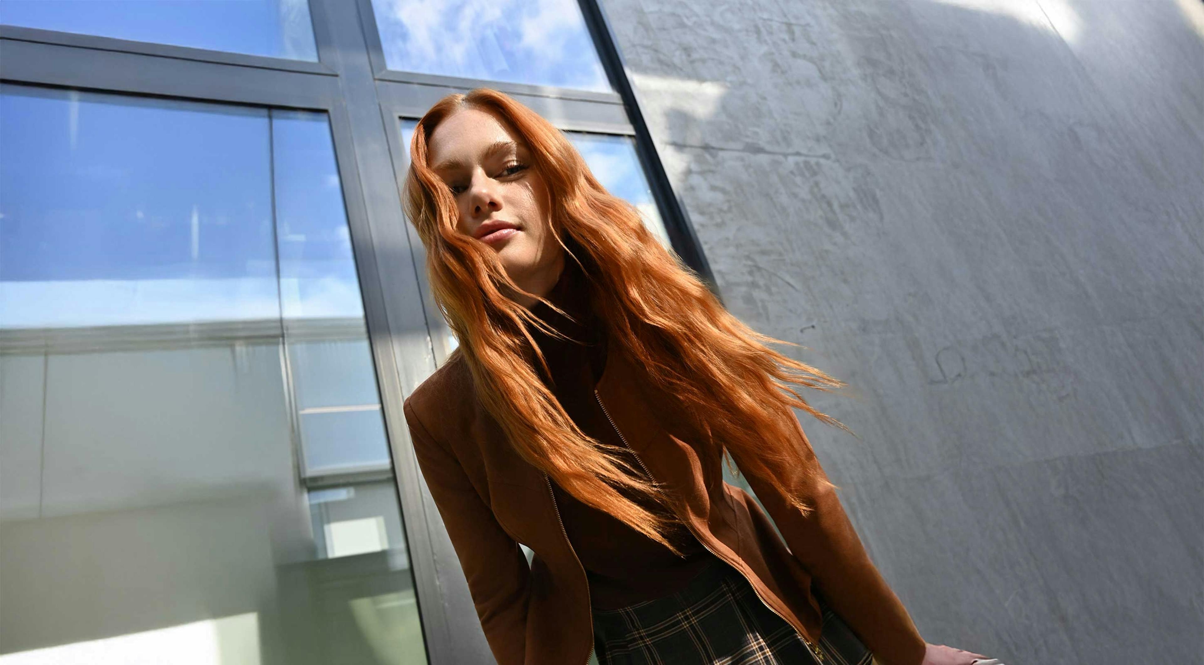 Modella rossa cover