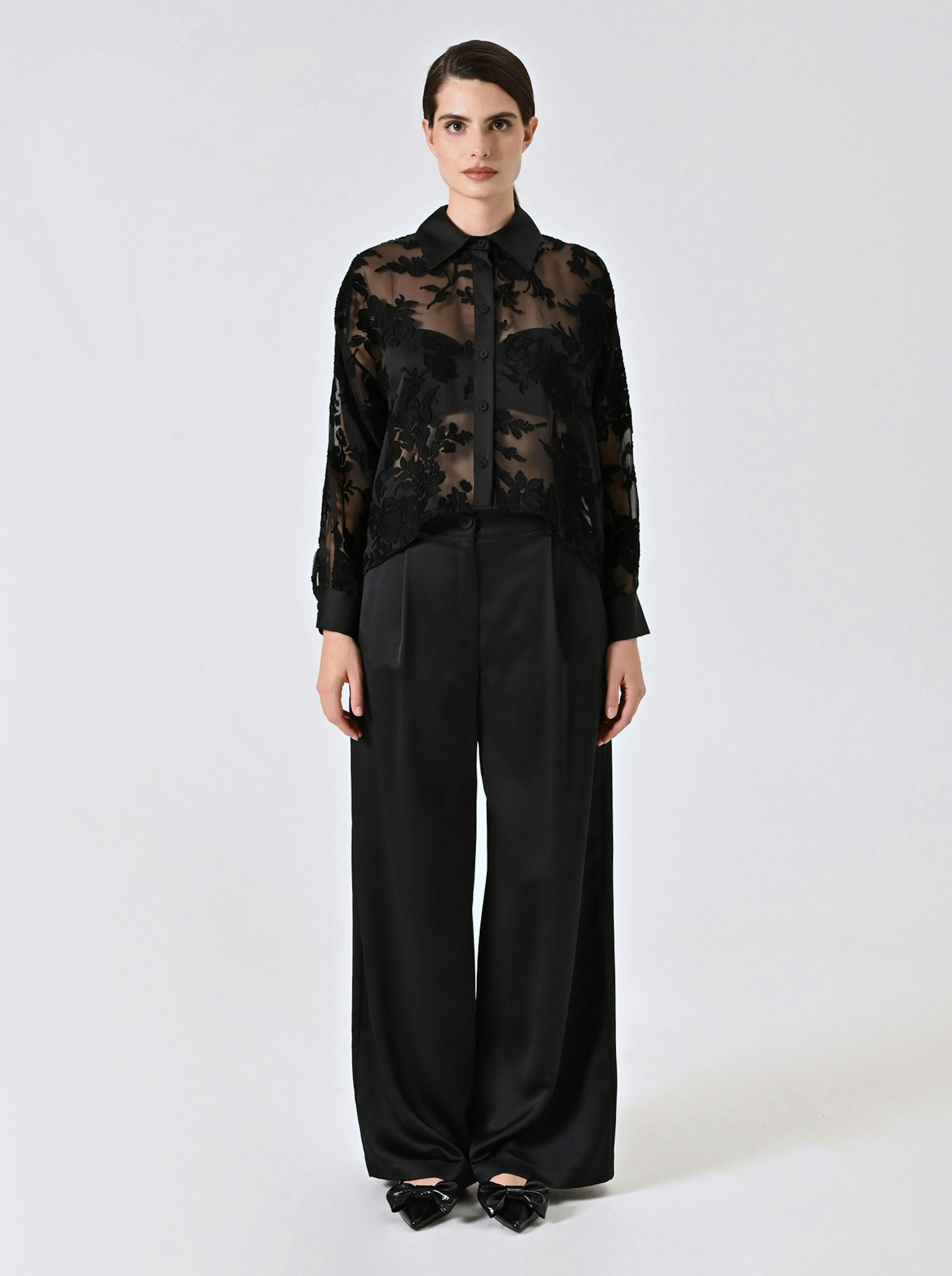 Camicia nera e pantalone