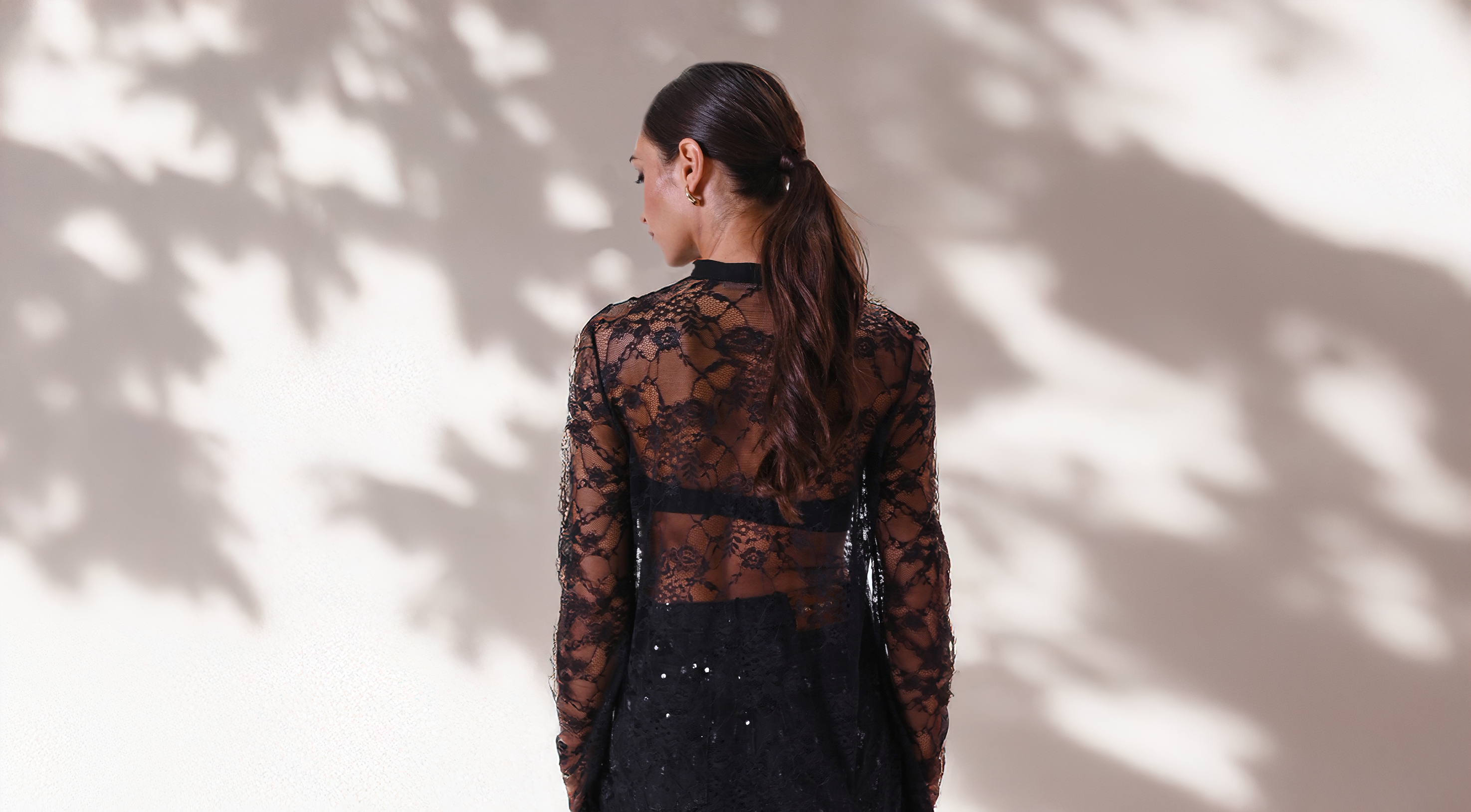 Ragazza di spalle con pizzo