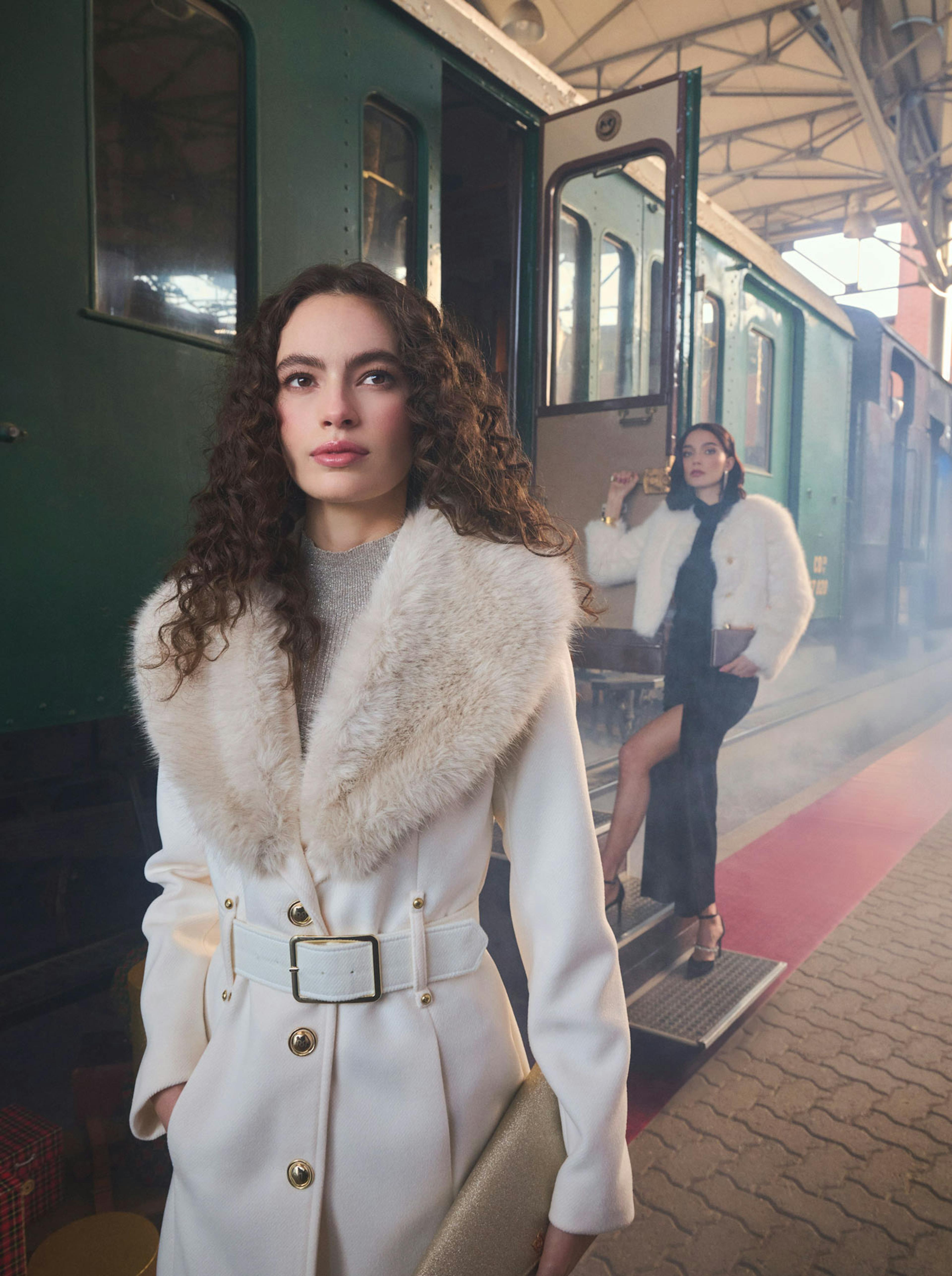 Cappotto bianco con collo effetto pelliccia