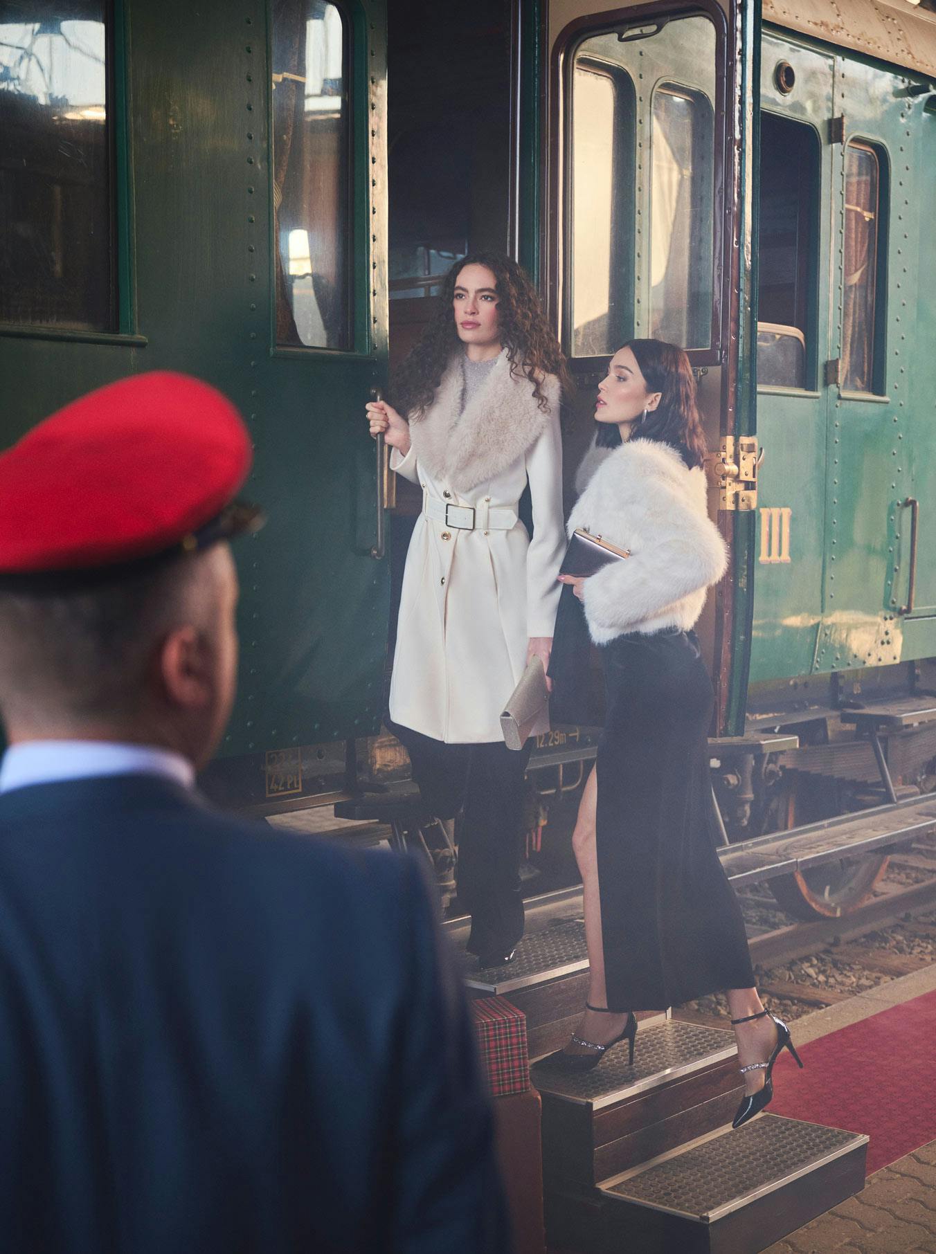 Cappotto bianco con collo effetto pelliccia