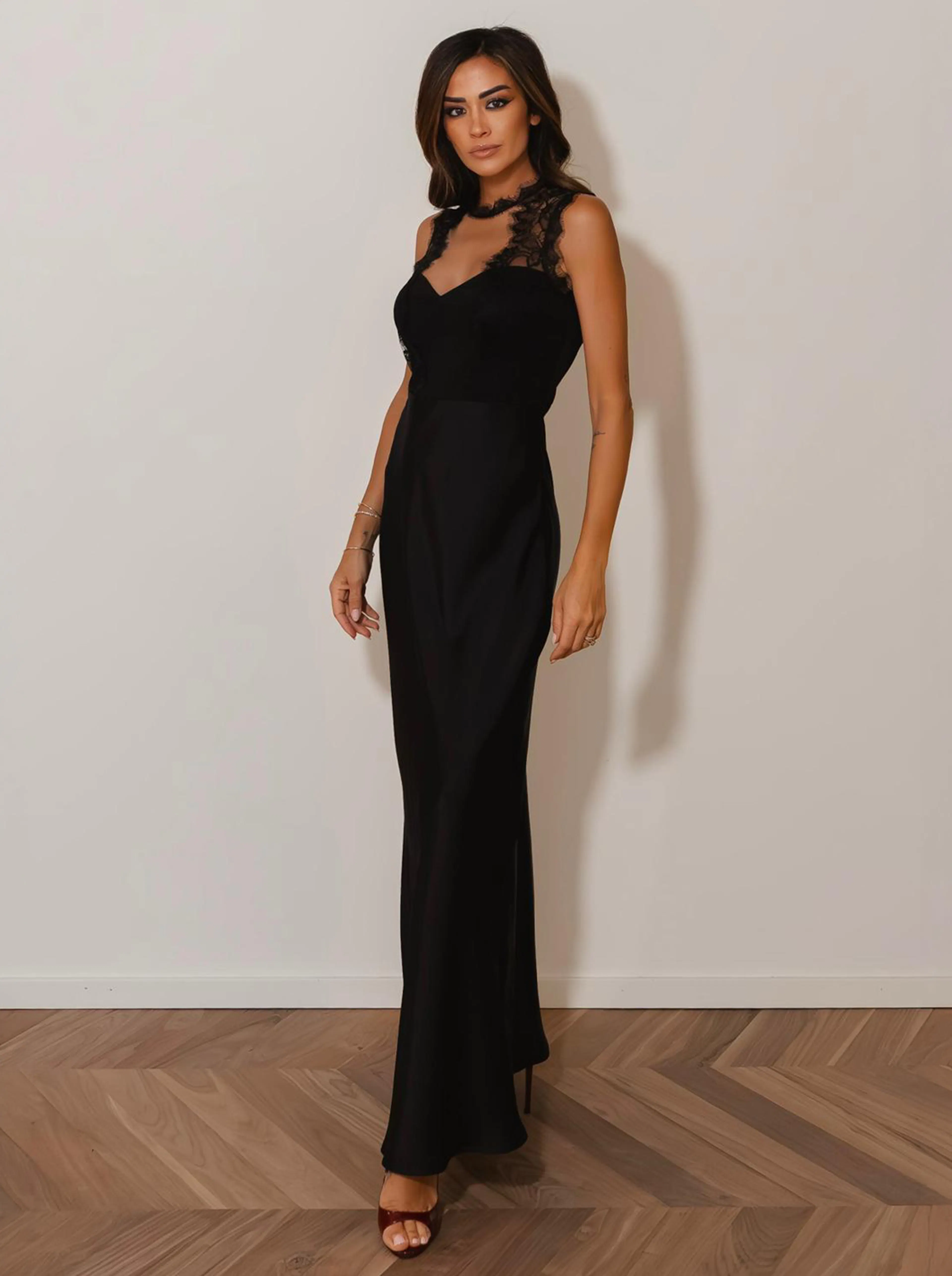 Giorgia Palmas in vestito nero con inserti in pizzo