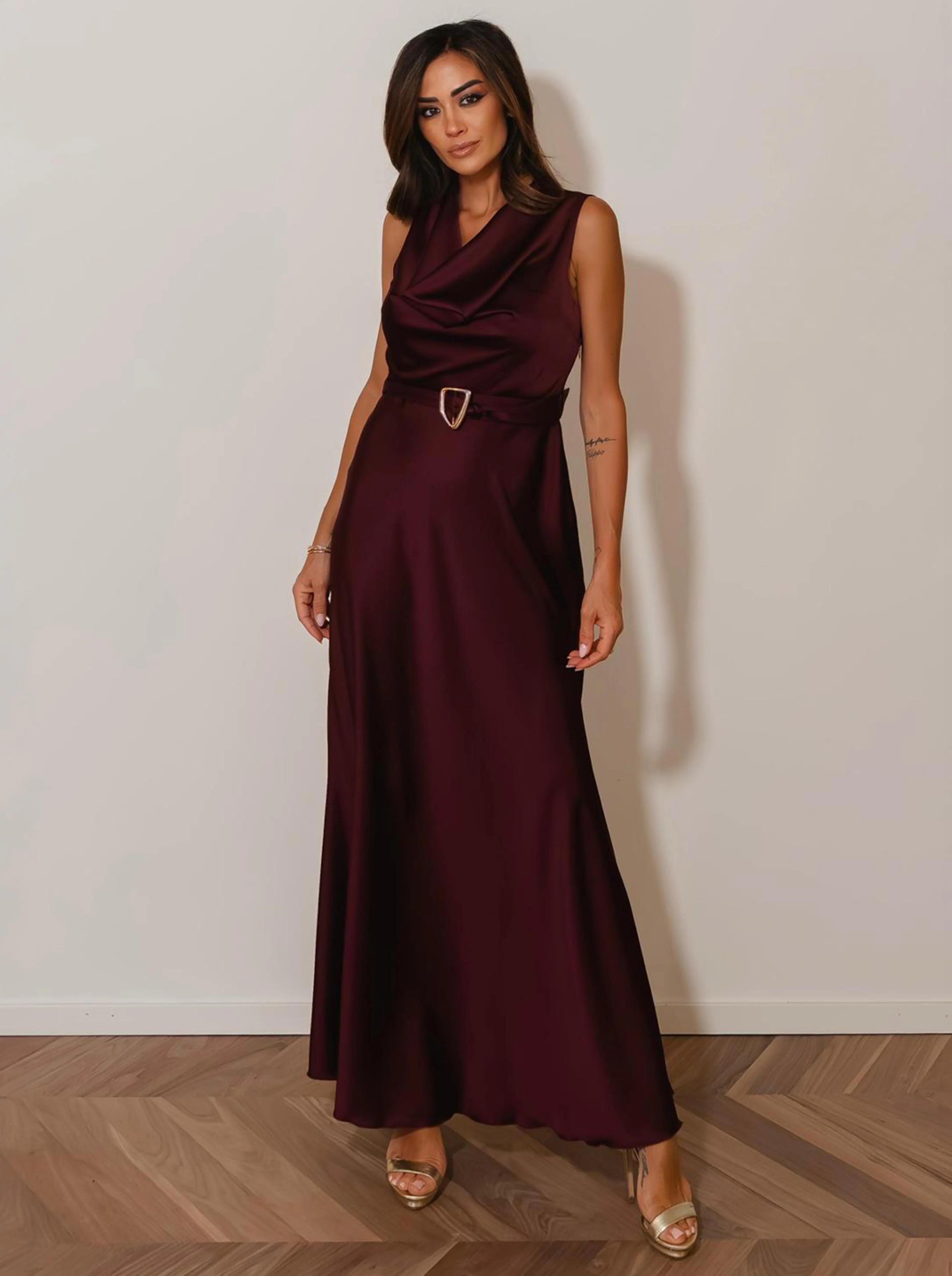 Giorgia Palmas abito bordeaux scollo gronda
