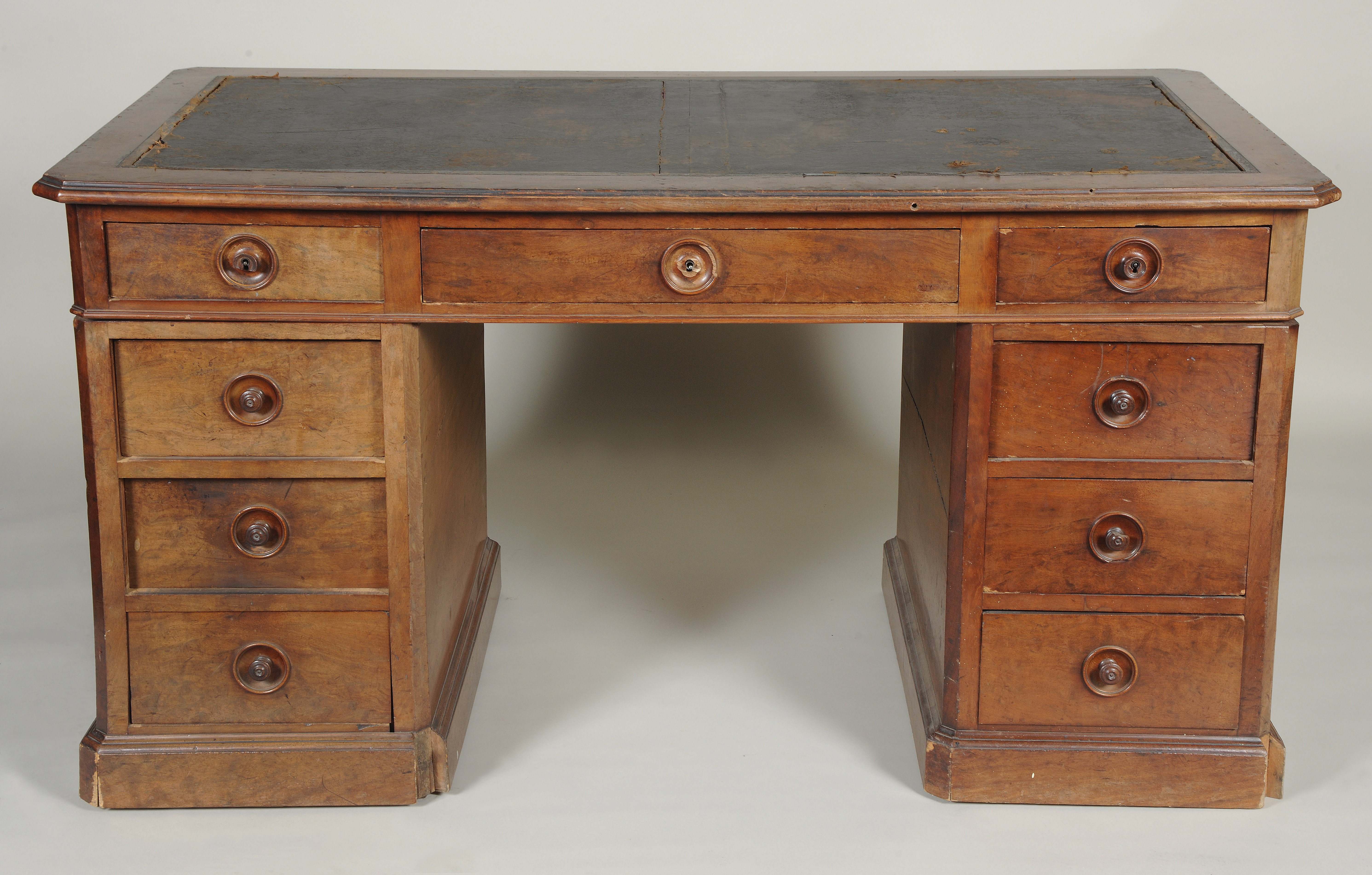 Bureau ministre, second Empire, à caissons (acajou, bois cuir), Collection Mobilier national © Isabelle Bideau/Mobilier National/janvier 2019