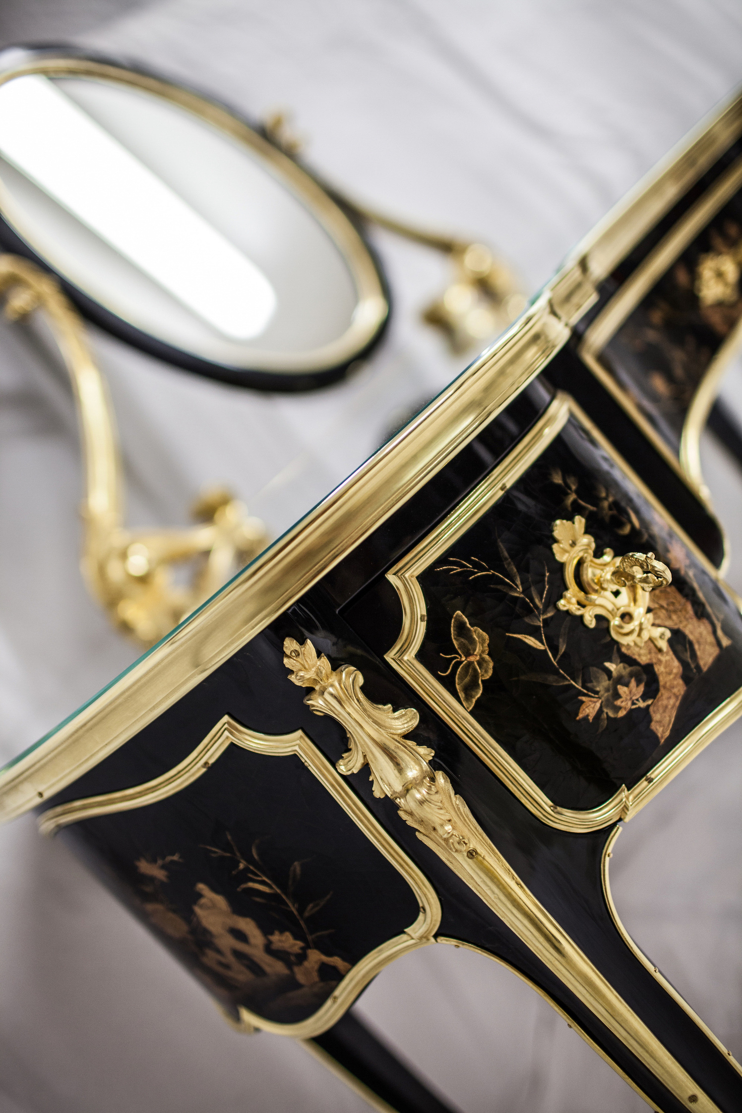 Louis XV style Lacquer Dressing Table, Chinese lacquer work, ormoulu set of bronzes, glass on the top,  120 x 60 x 75 cm ©RINCK