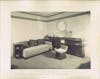 Le living-room chez Monsieur L. à Paris, meuble-divan en péroba verni garni de velours beige, 1931 © RINCK