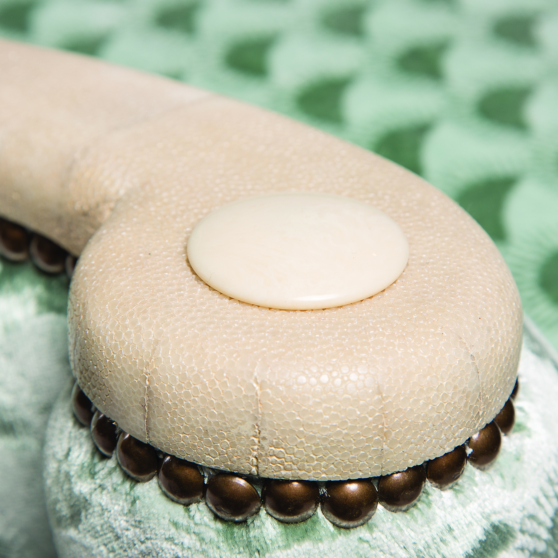 Detail on the armrest of a sofa in bone and shagreen with tampon varnish © RINCK