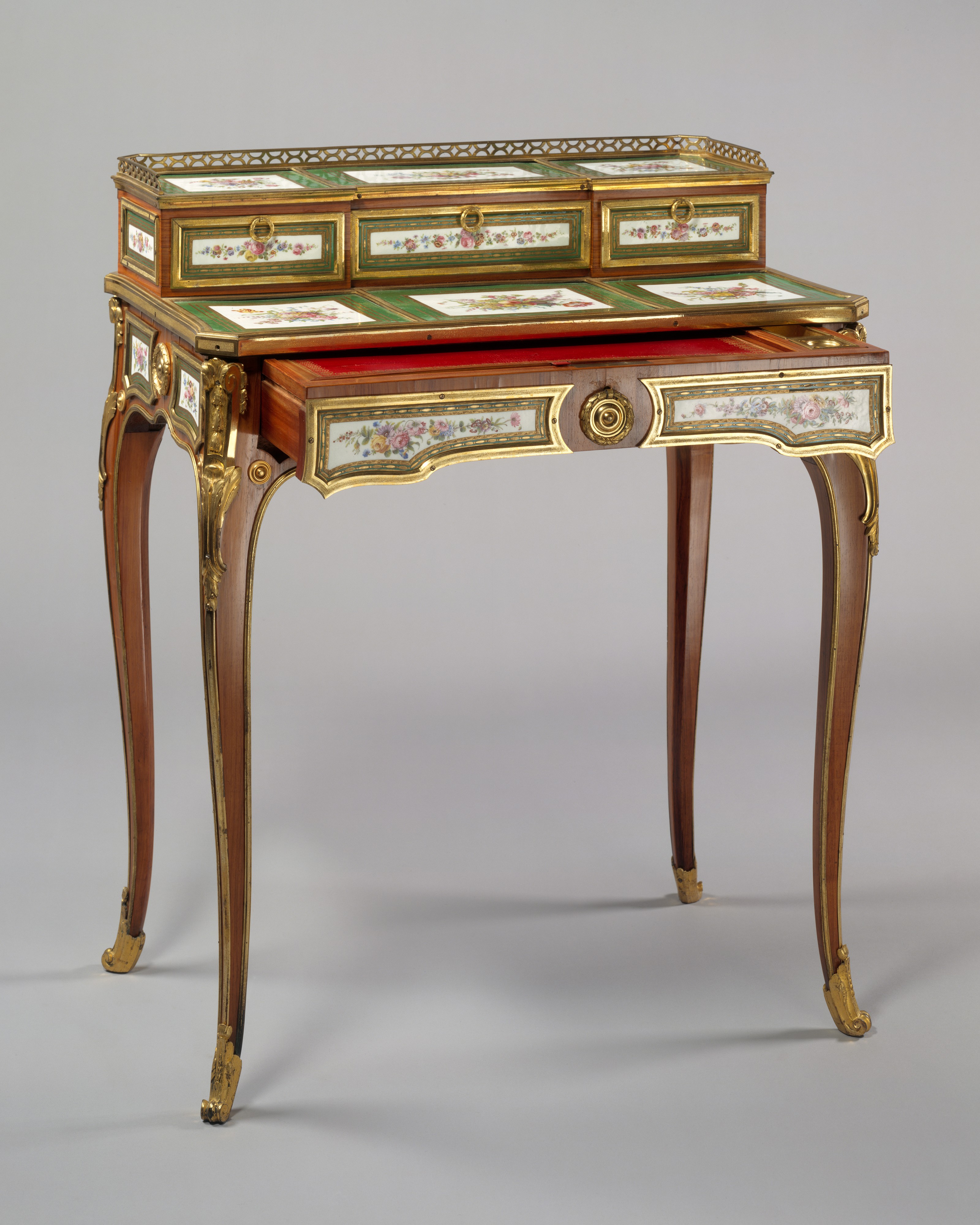 Bonheur du jour de Martin Carlin, 1770 © Public Domain/The Met/The Jack and Belle Linsky Collection, 1982