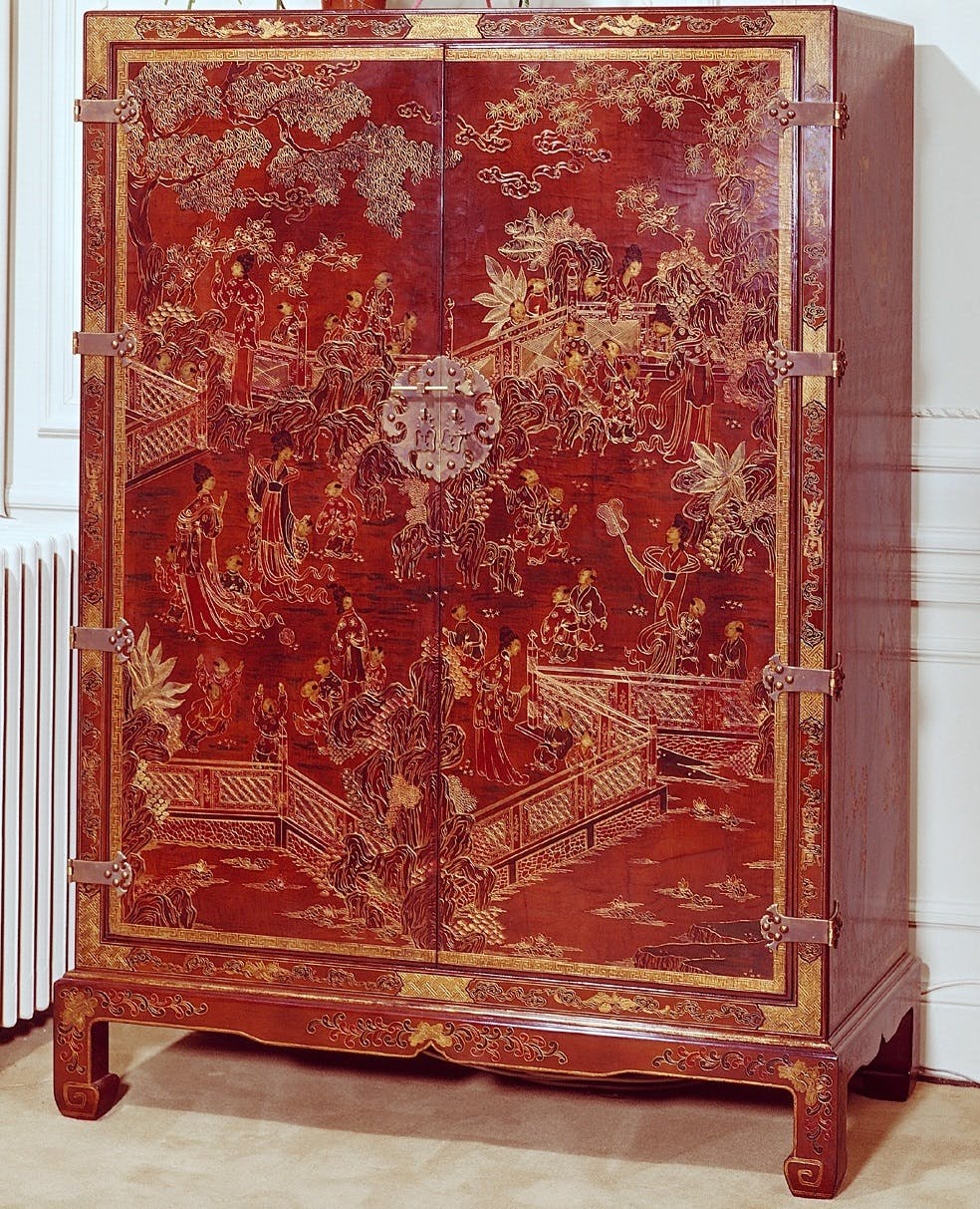 Tall Cabinet, Chinese style, with Chinese lacquer © RINCK - inspired by Chinese furniture imported in the 19th century, from it shape, its paintings and its ornamentation.