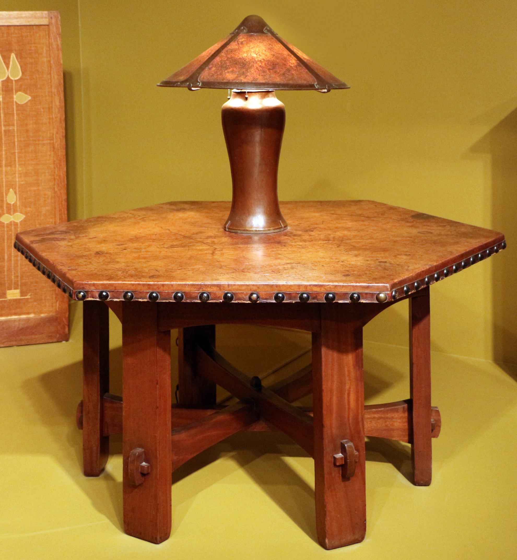 Library table by Gustav Stickley, 1902, and lamp by Dick van Erp, circa 1912 © Saliko/CC