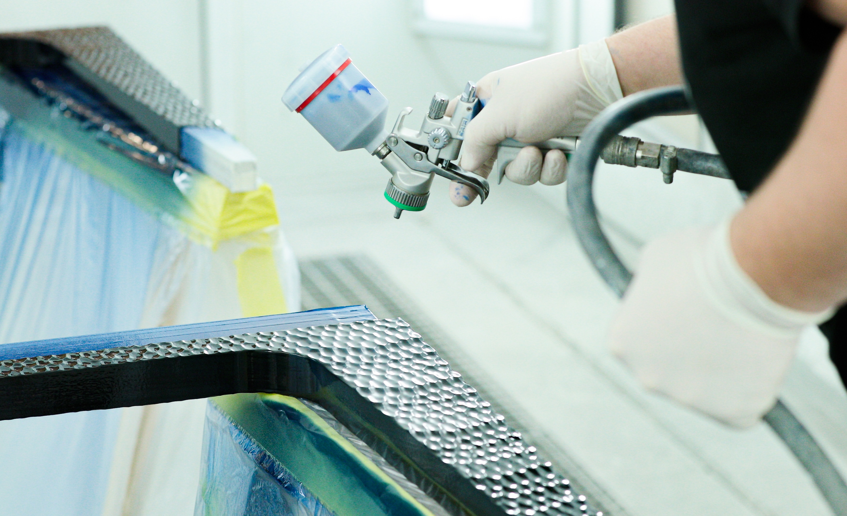 Spray varnish on a gouged wood base © Gaspard Hermach/RINCK