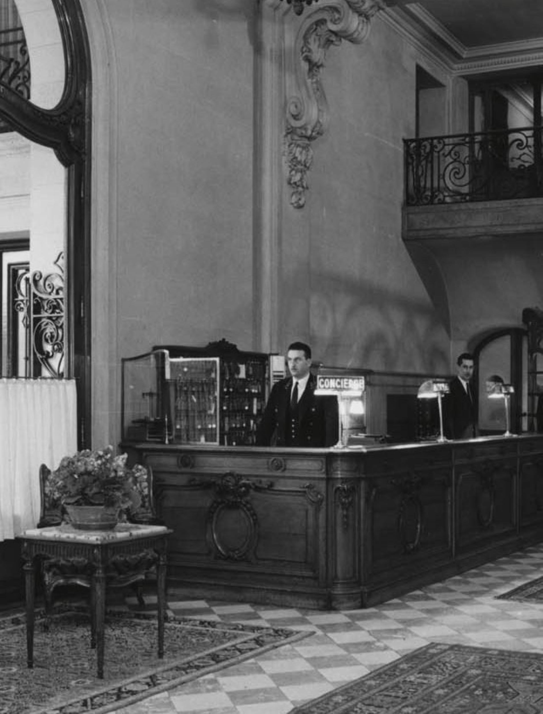 Picture of the reception desk at the Hôtel Régina Louvre © Hôtels Baverez